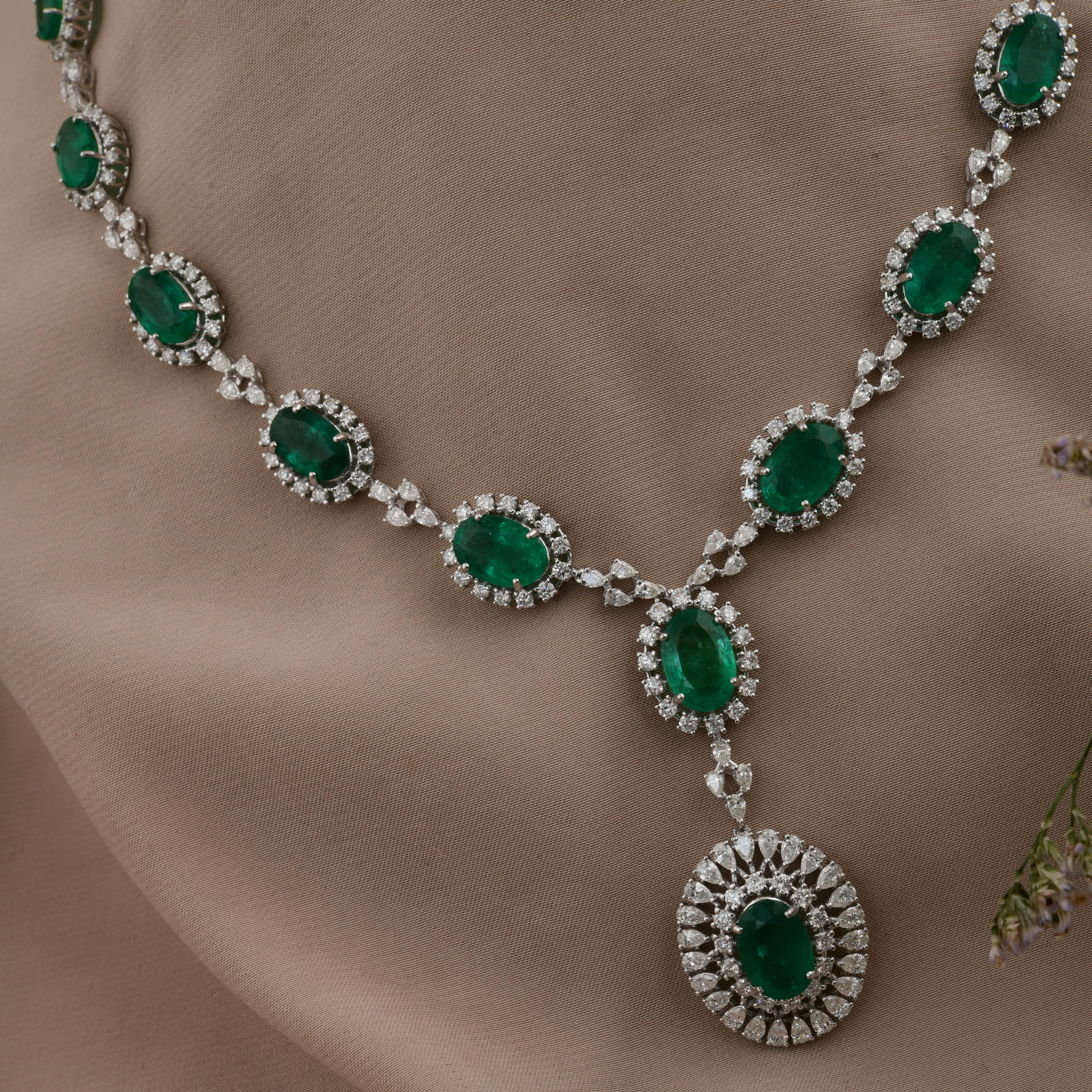 Taglio ovale Collana di alta gioielleria in oro bianco 18 carati da 28,62Tcw con diamante ovale a forma di smeraldo verde. in vendita