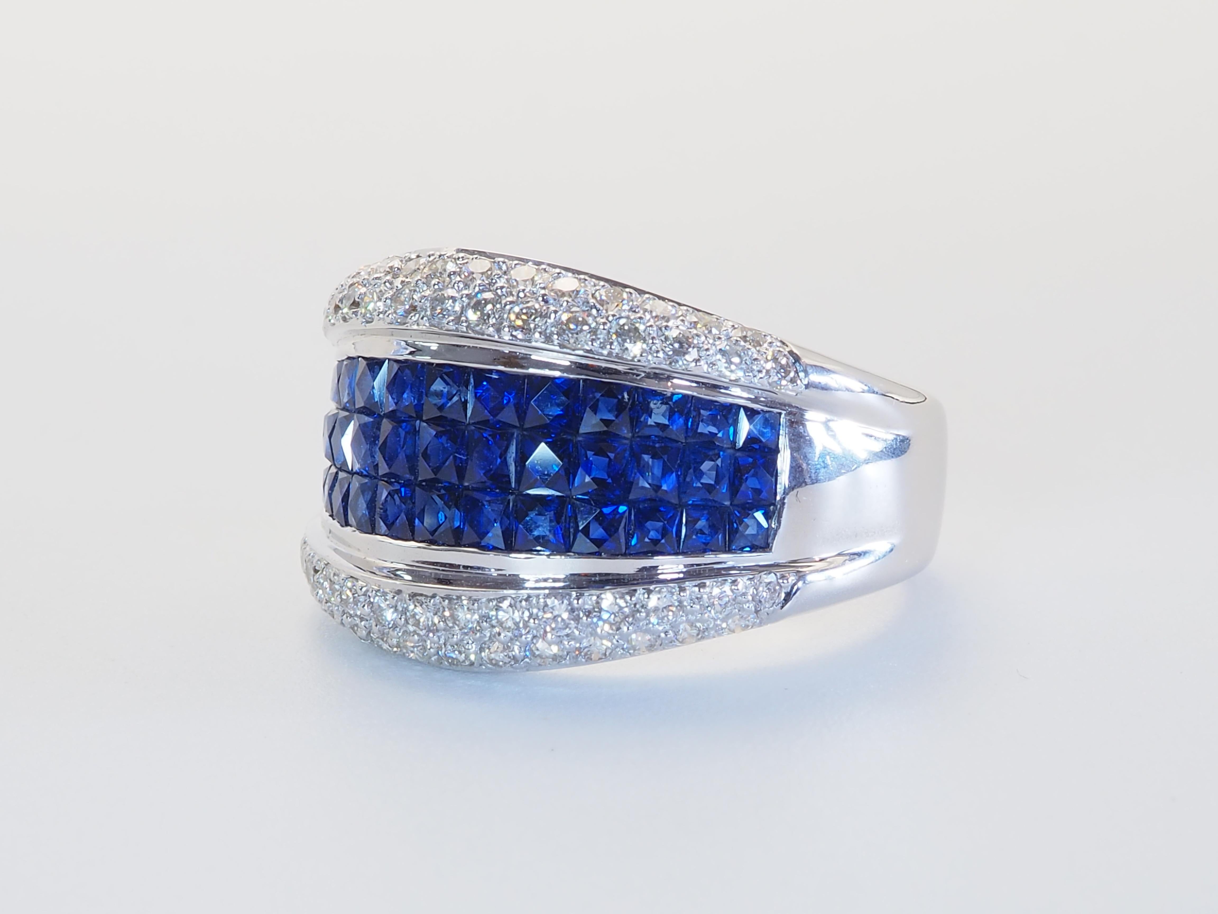 Expression audacieuse du savoir-faire et du contraste, cette bague en or blanc 18 carats présente une rangée centrale de saphirs bleus naturels de taille carrée, précisément sertis en canal pour un profil net et géométrique. Les saphirs sont