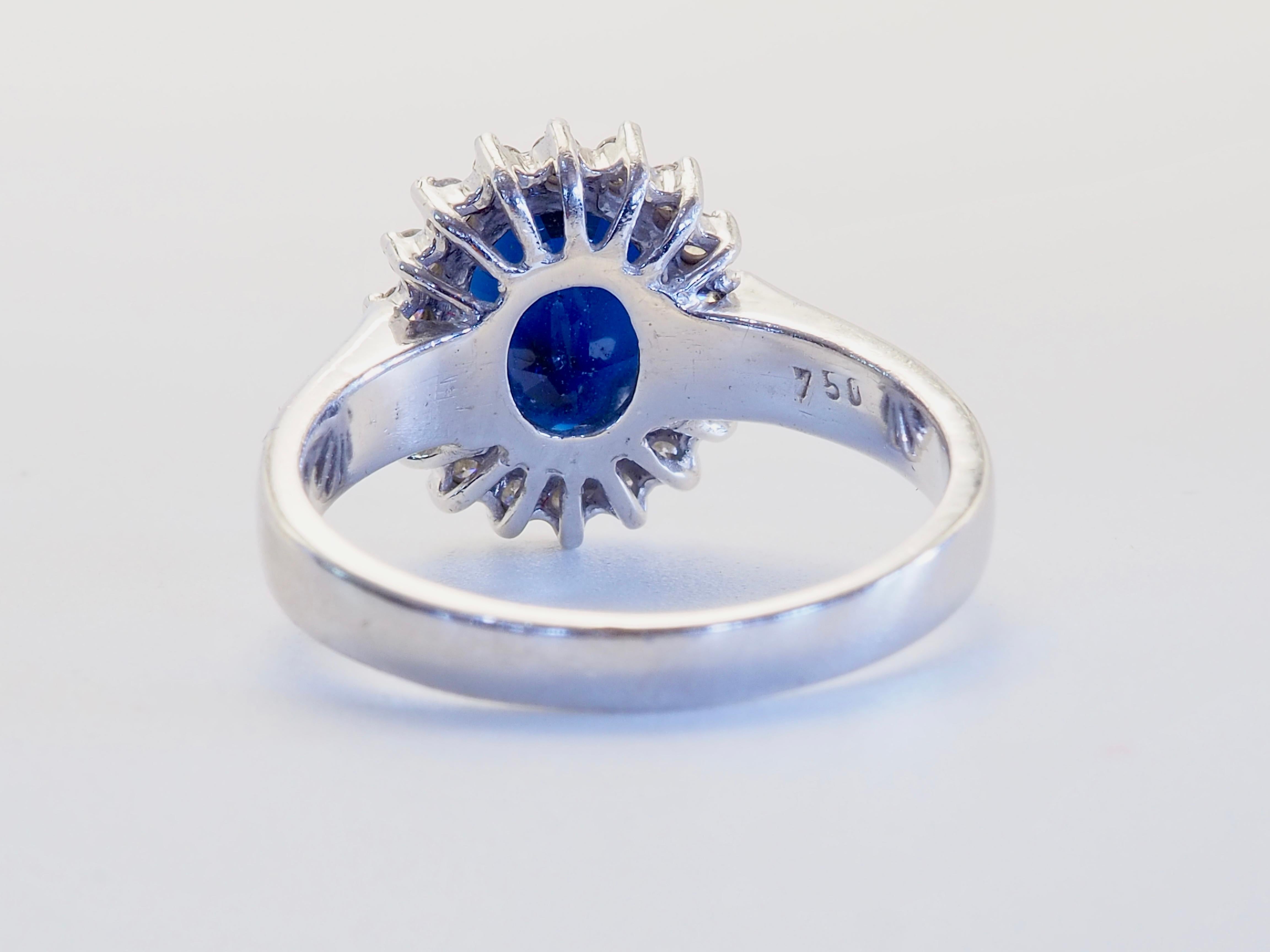 Dieser handgefertigte Ring ist ein kühnes und zugleich elegantes Schmuckstück mit einem seltenen ovalen Thai-Saphir mit einem Gewicht von 2,97 Karat, gefasst in leuchtendem 18-karätigem Weißgold. Der Mittelstein wird von einem Halo aus 0,24 Karat