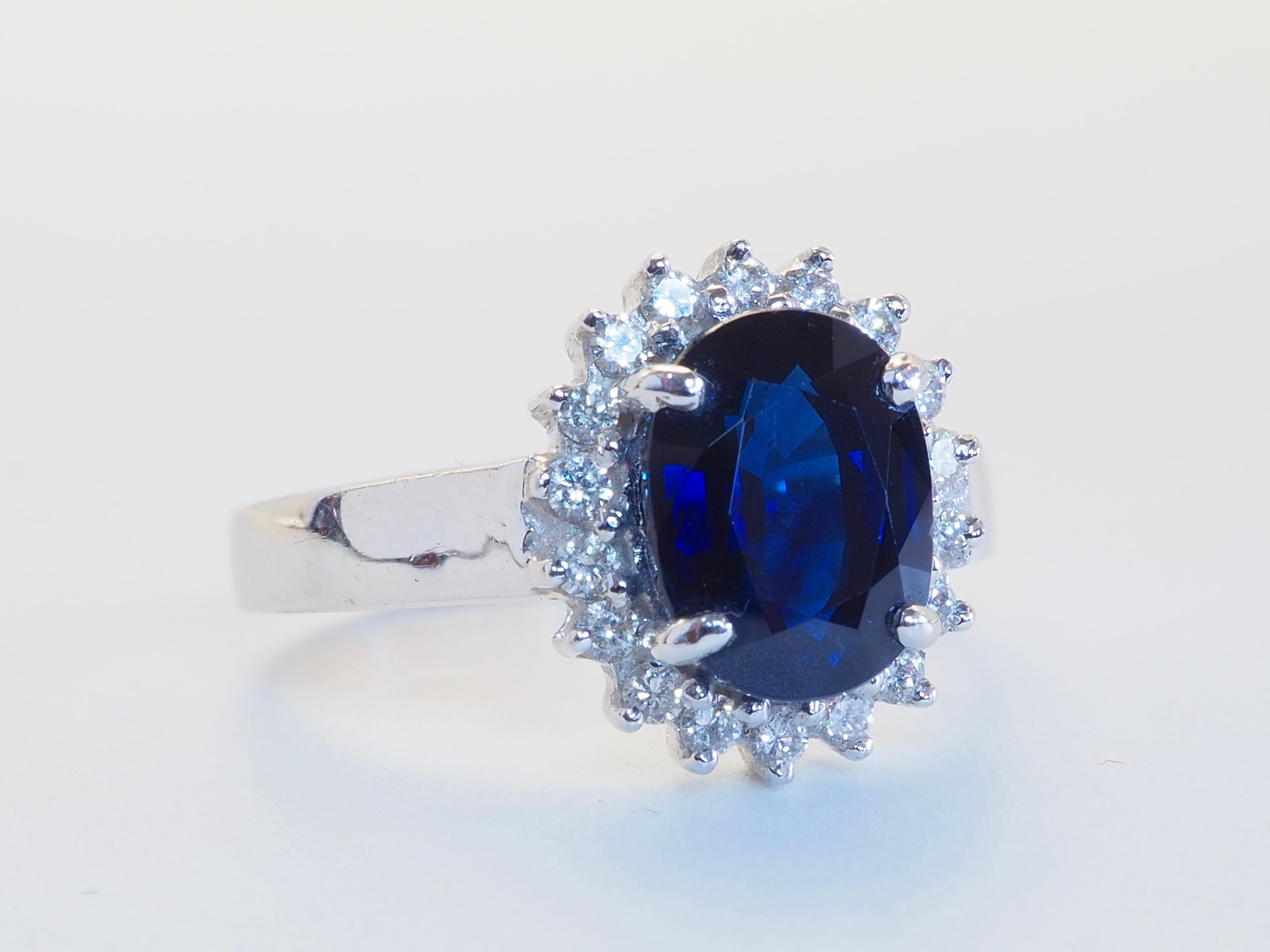 18K Weißgold 2,97ct tief grünlich blauer Saphir & 0,24ct Diamant Halo Ring (Ovalschliff) im Angebot