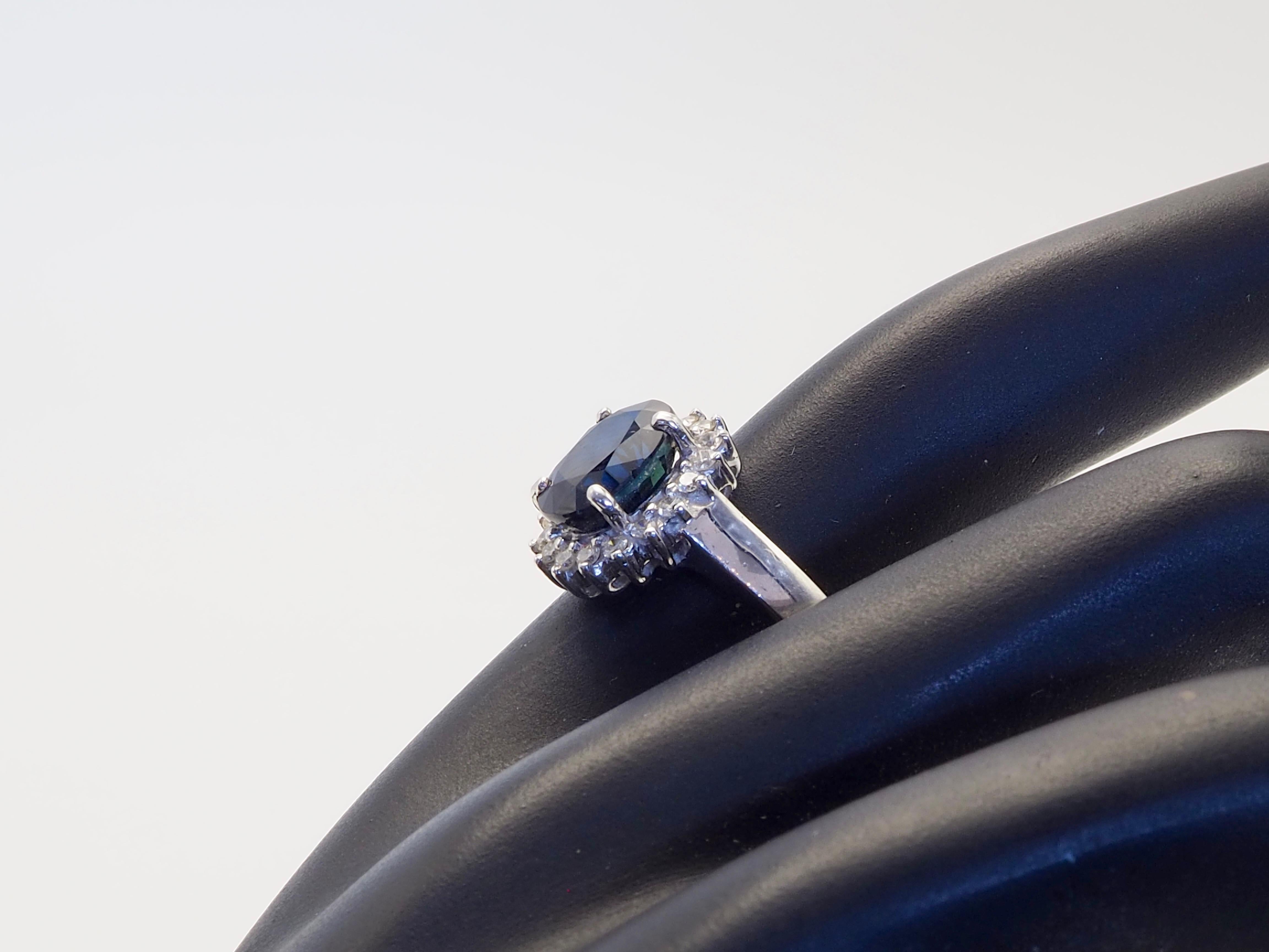 18K Weißgold 2,97ct tief grünlich blauer Saphir & 0,24ct Diamant Halo Ring im Angebot 2