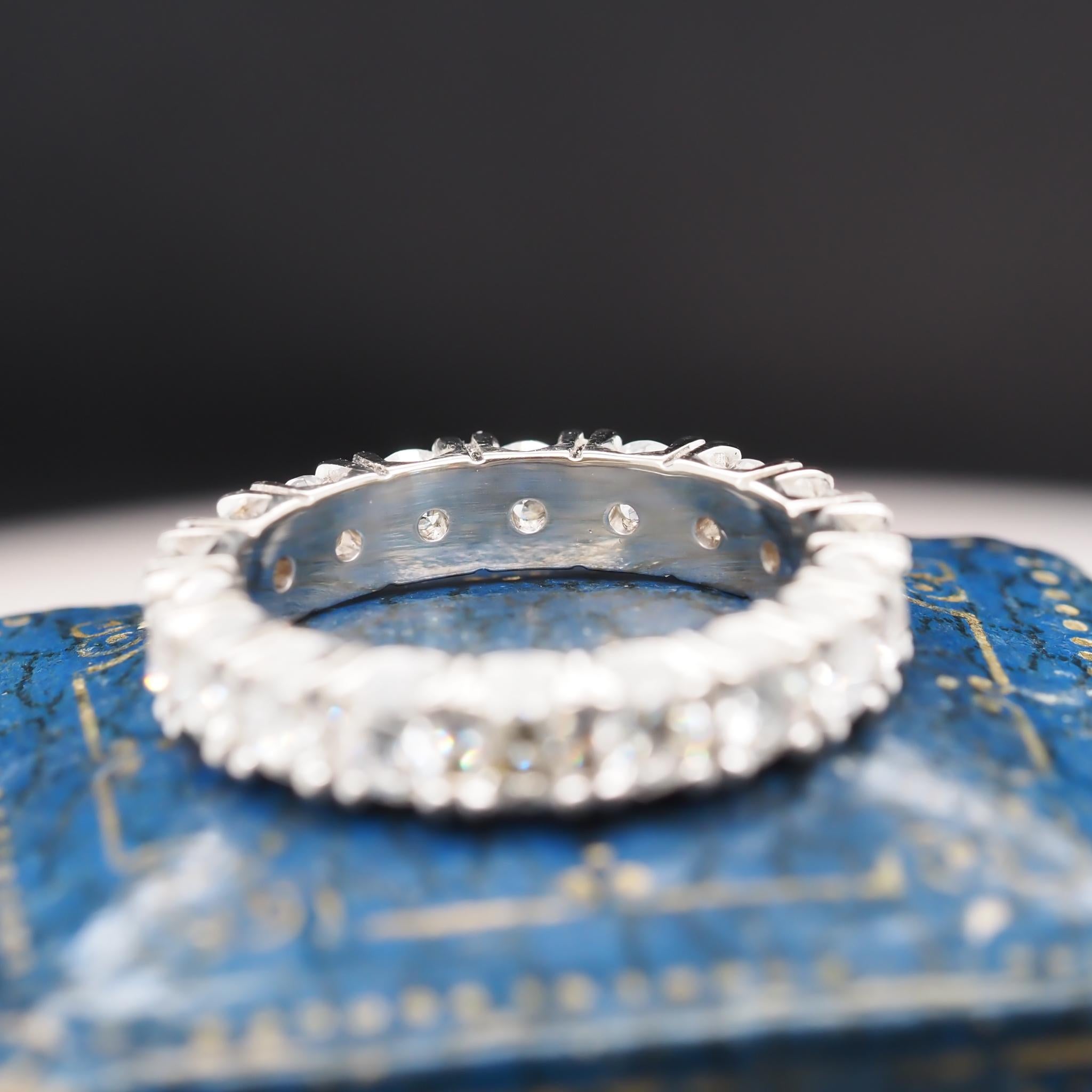 18k White Gold 2cttw Diamond Eternity Band In Good Condition For Sale In Atlanta, GA