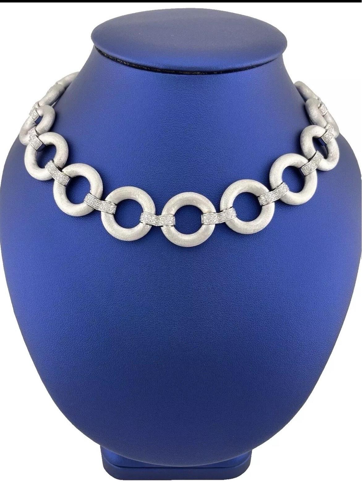 Le collier italien pour dames en or blanc 18 carats à maillons ronds ouverts et diamants 2ctw, avec une finition mate, est une fusion frappante d'élégance discrète et de sophistication moderne. Réalisé en luxueux or blanc 18 carats, ce collier