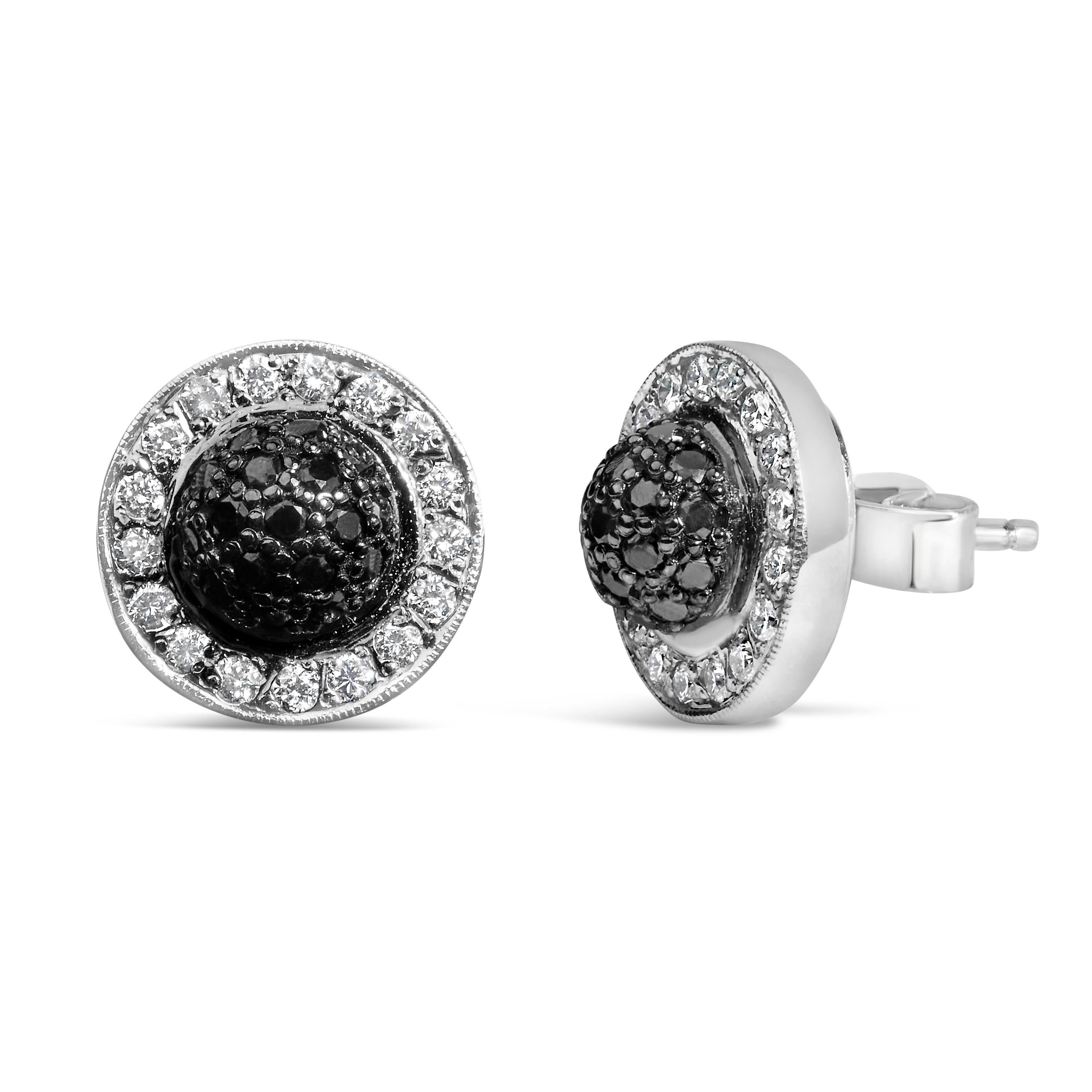 Scopri l'eleganza di una bellezza contrastante con questi raffinati orecchini a perno, realizzati con maestria in oro bianco rodiato a 18 carati per una durata e una luminosità senza pari. Al centro di ogni pezzo, un'affascinante cupola di diamanti