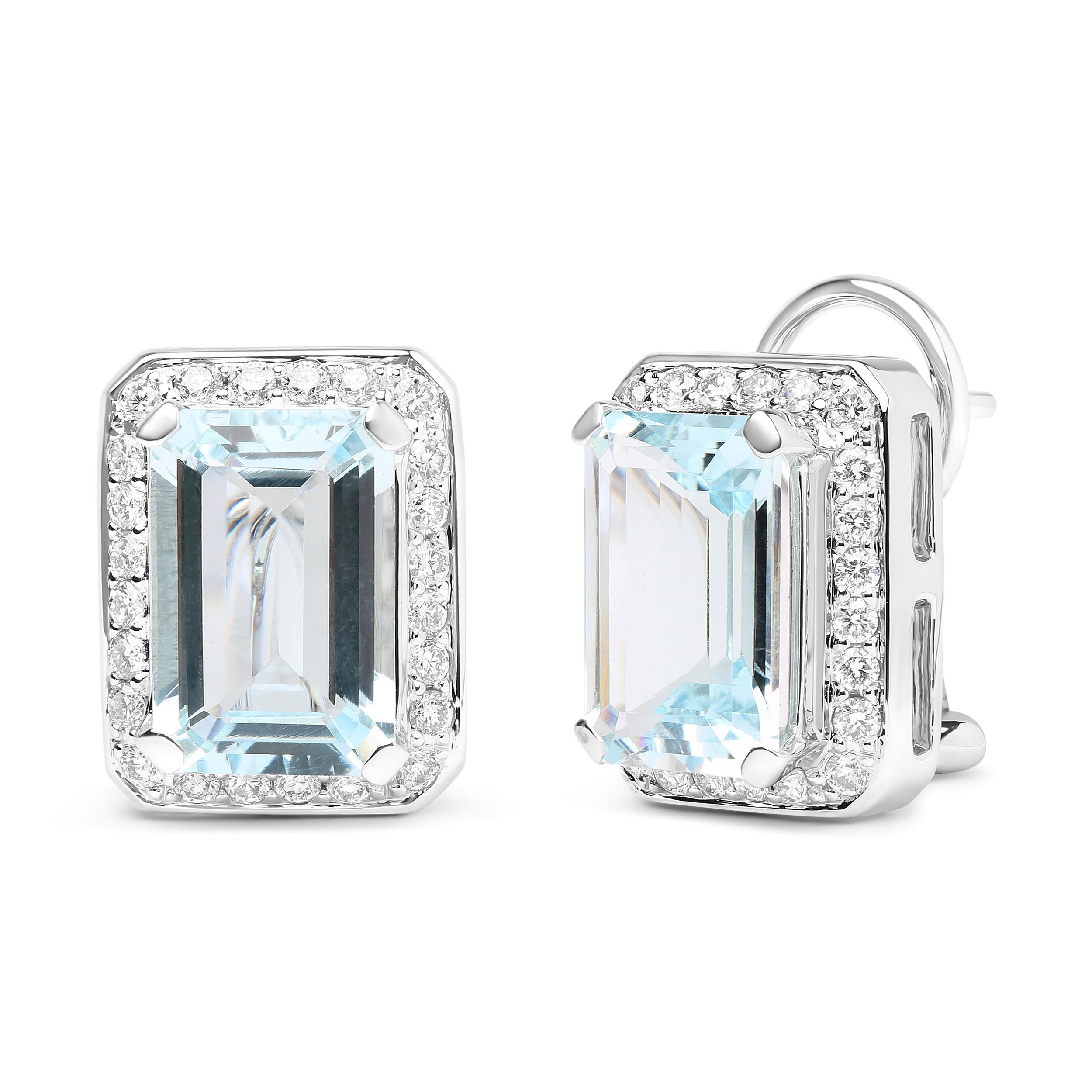 Con grazia ed eleganza, questi orecchini a perno portano un'energia femminile realizzata in vero oro bianco 18 carati con gemme naturali e diamanti in un motivo regale. Al centro di ogni orecchino c'è una maestosa gemma di acquamarina blu con taglio