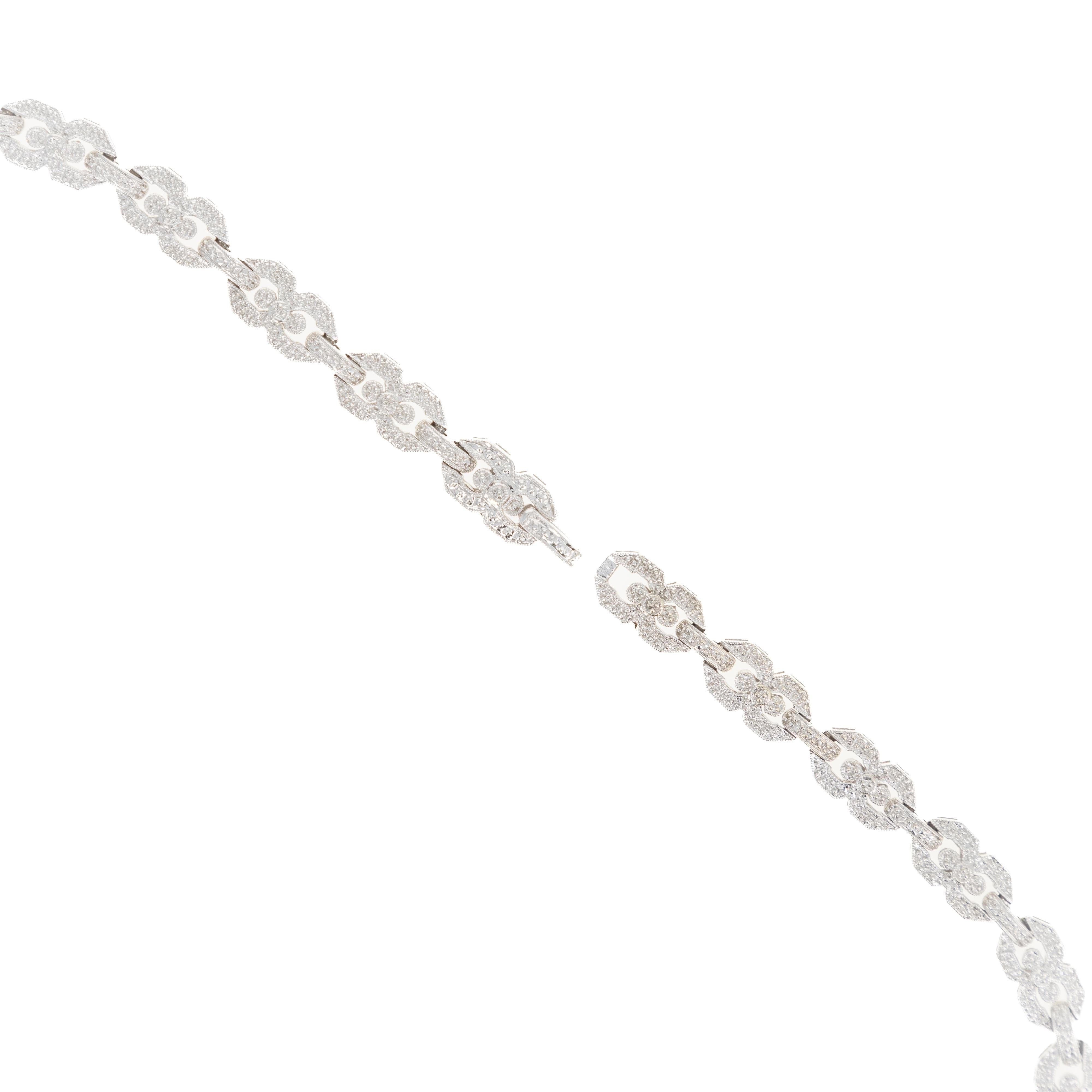 Epoca: Estate moderna

Composizione: Oro bianco 18 carati
A. Stone: Trecentoquattro diamanti tondi Brillianti
Peso totale dei carati: 3 carati
Colore/Clarità: H. H. I. / SI1-2.
Lunghezza della collana: 16,5 pollici
Peso della collana: 13,0