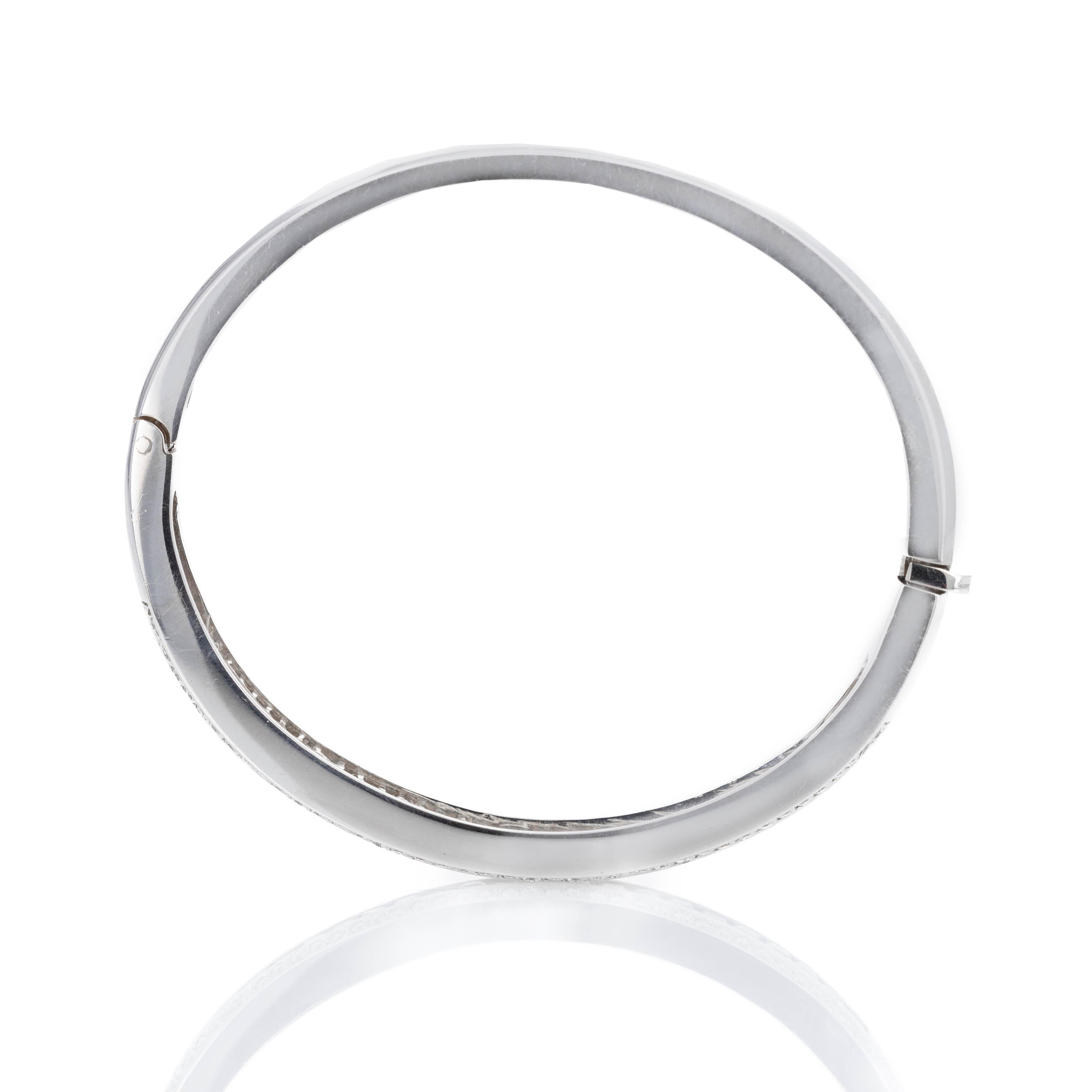 Epoca: Estate moderna

Composizione: Oro bianco 18 carati

Pietra primaria: Venticinque zaffiri quadrati Nature

Peso in carati: Circa 3 carati in totale

A. Stone: Ottantadue diamanti tondi Brillianti

Peso in carati: 1,5 carati in