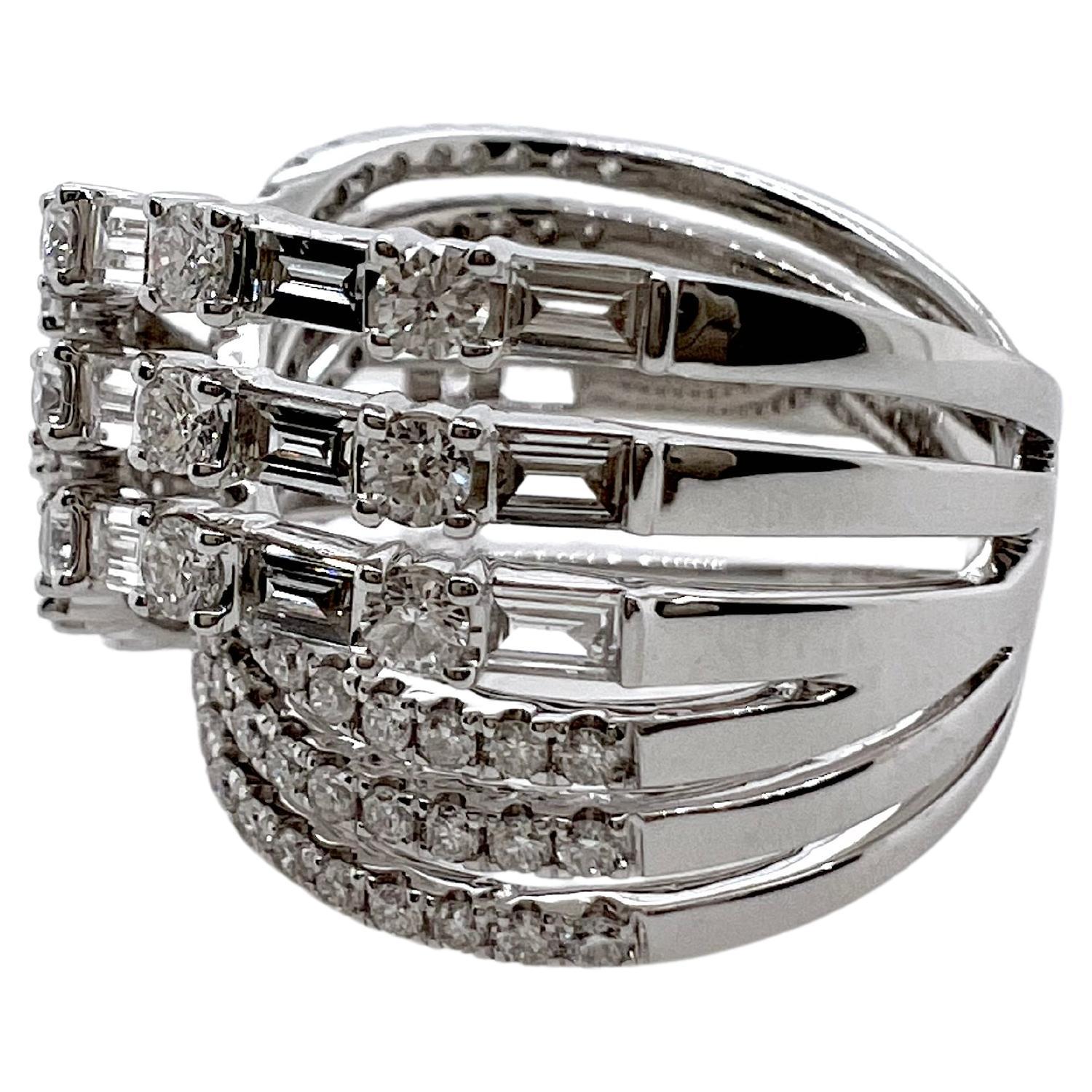 Dieser fantastische Diamantring hat 3 Reihen von Baguette- und runden Brillanten, die sich in einem symmetrischen Muster überkreuzen.  Es gibt 3 Reihen runder Diamanten, die unter 3 Reihen abwechselnder Baguette- und runder Brillanten fließen, um