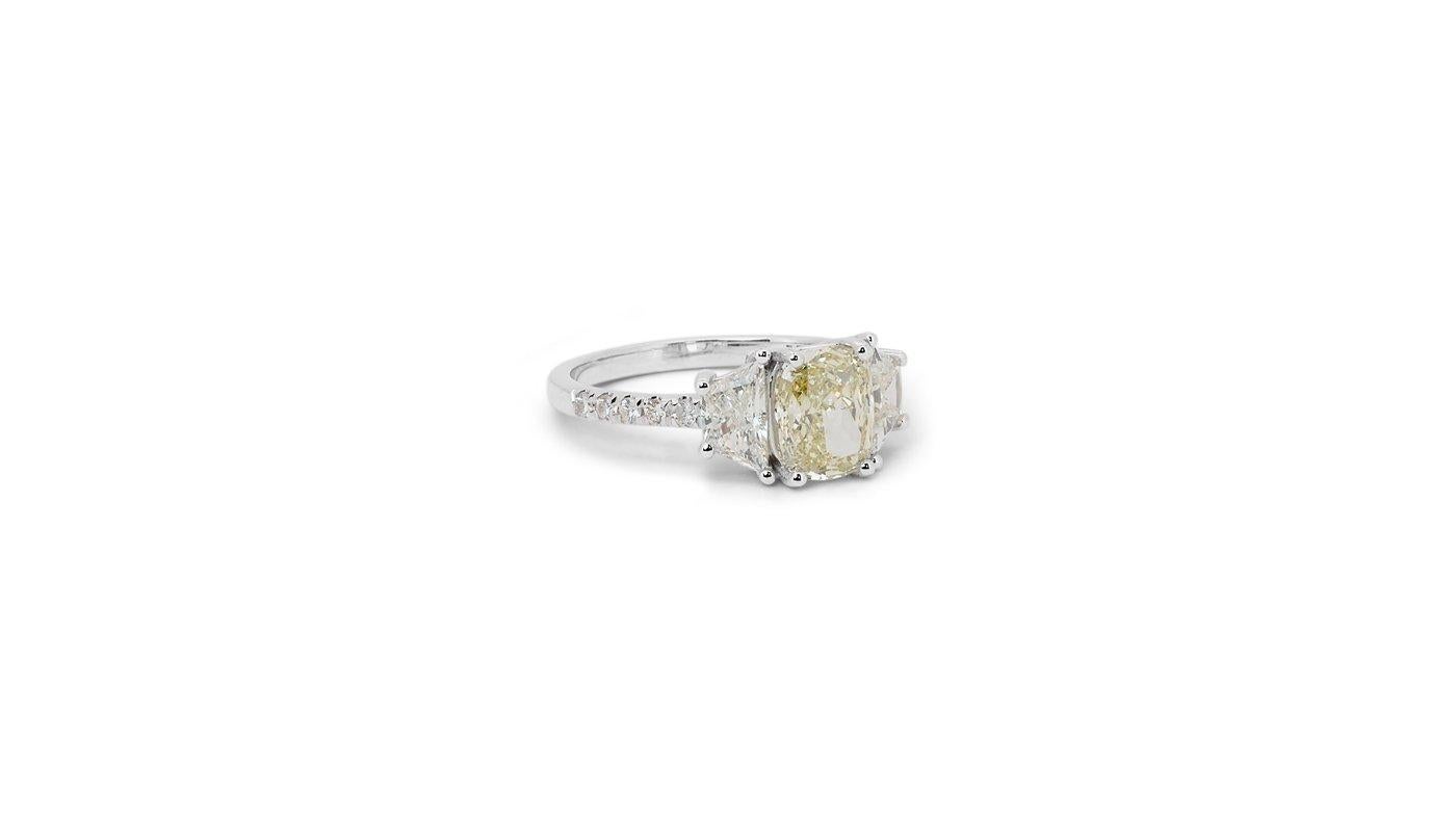 18 Karat Weißgold 3 Stein Pavé-Ring mit 2,28 Karat natürlichen Diamanten GIA-Zertifikat im Angebot 1