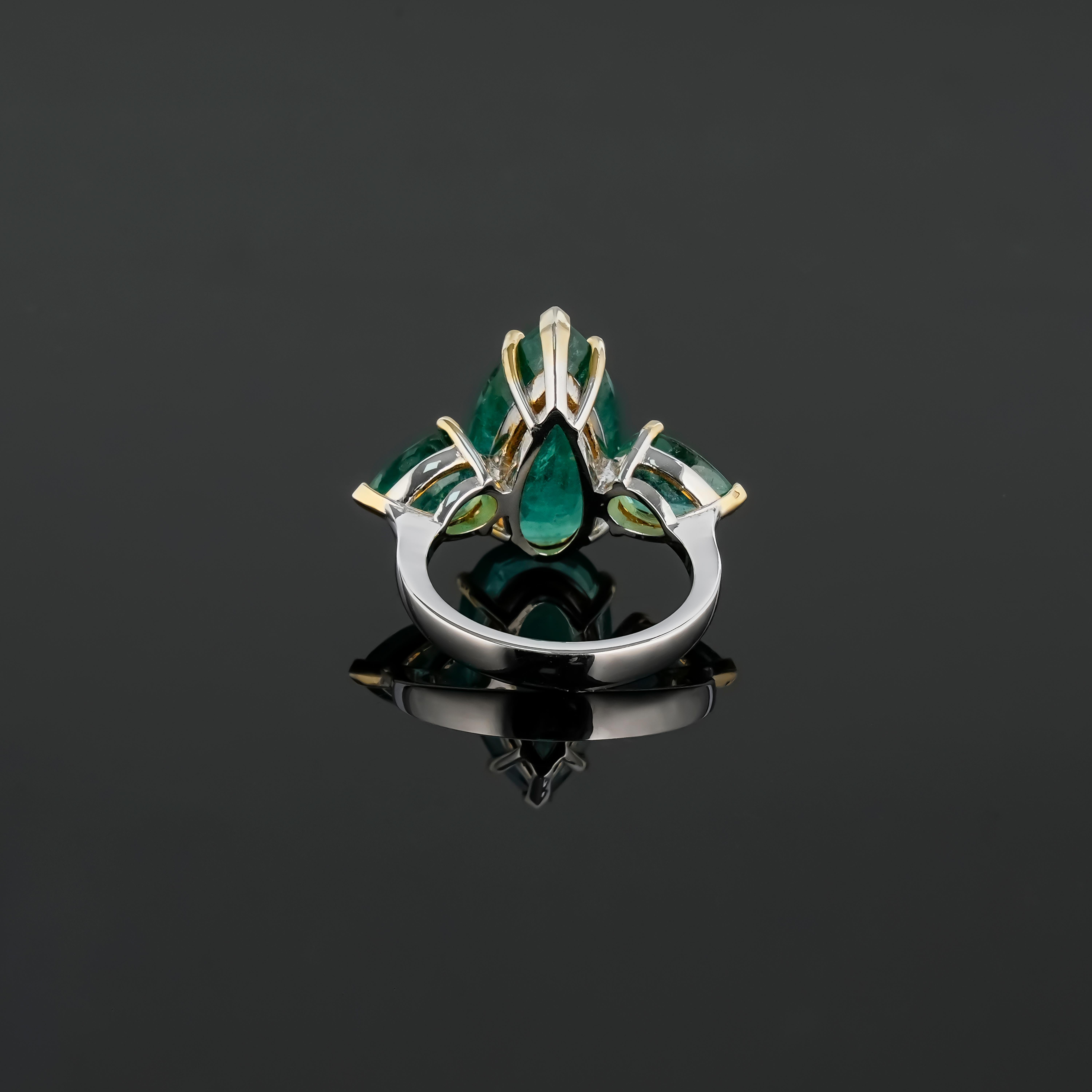 18K White Gold 3 Stone Pear Shaped Emerald Engagement Or Cocktail Ring In New Condition For Sale In Bangkok, Thailand