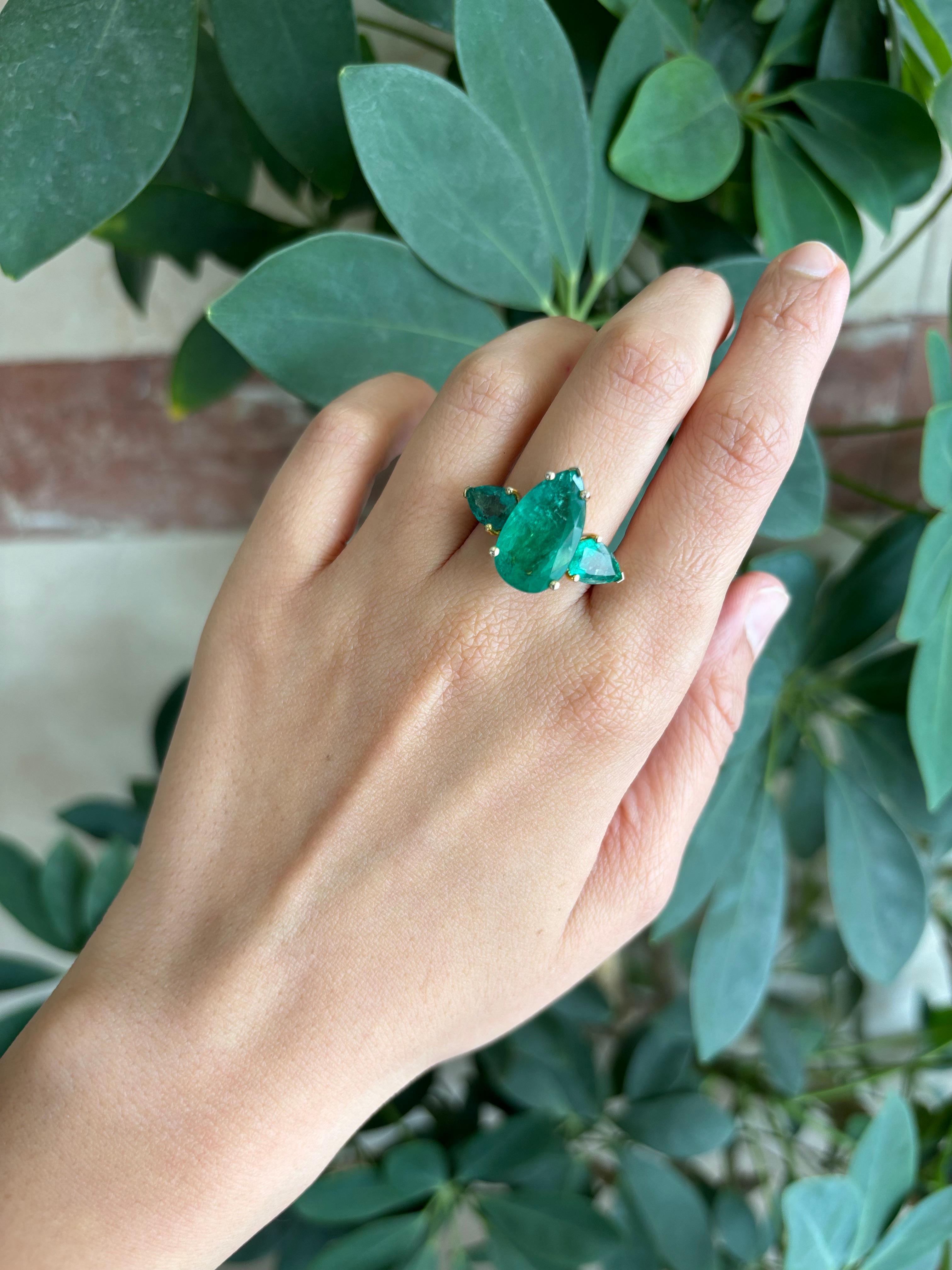 18K White Gold 3 Stone Pear Shaped Emerald Engagement Or Cocktail Ring For Sale 2