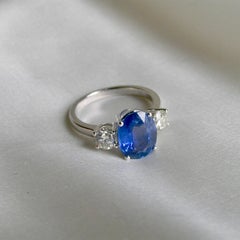 18 Karat White Gold 3-Stone Ring with Blue Sapphire and Diamonds