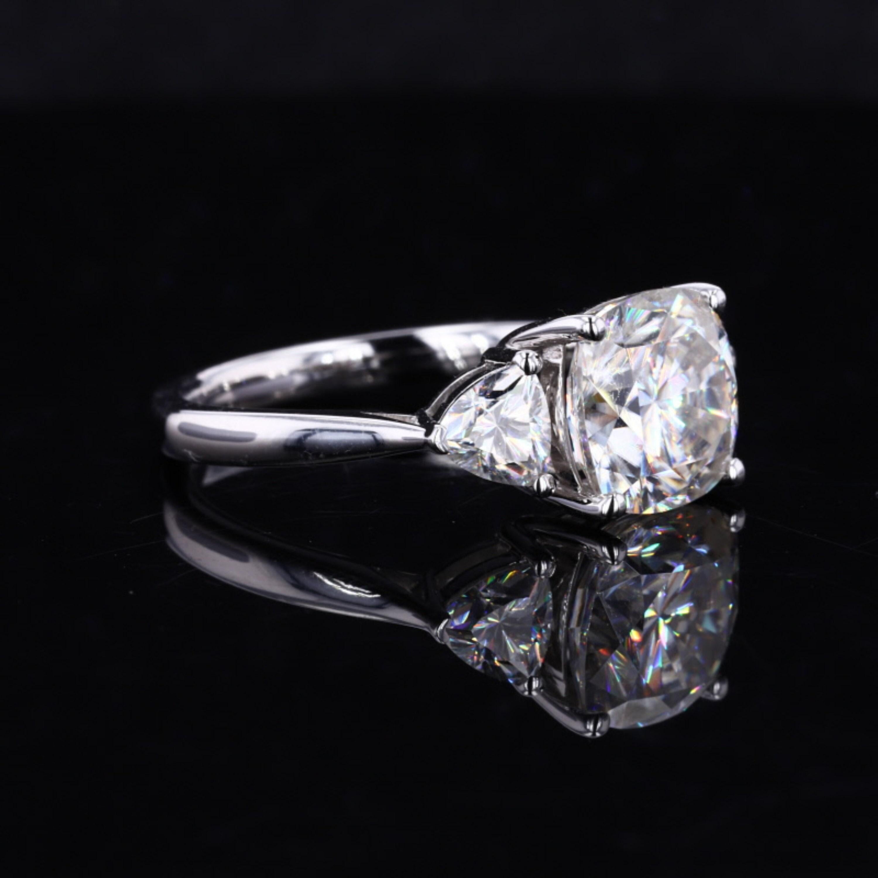 Im Angebot: Verlobungsring aus 18 Karat Weißgold mit 3 Steinen, einzigartige Diamanten () 3
