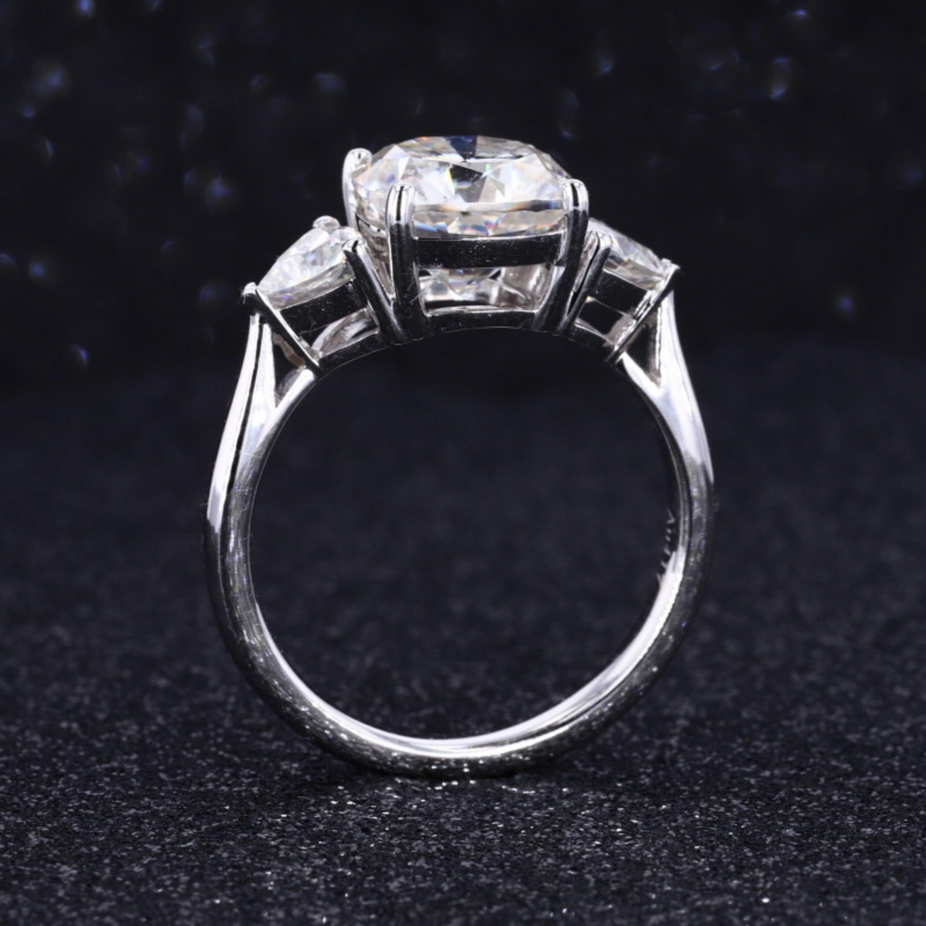 Im Angebot: Verlobungsring aus 18 Karat Weißgold mit 3 Steinen, einzigartige Diamanten () 4