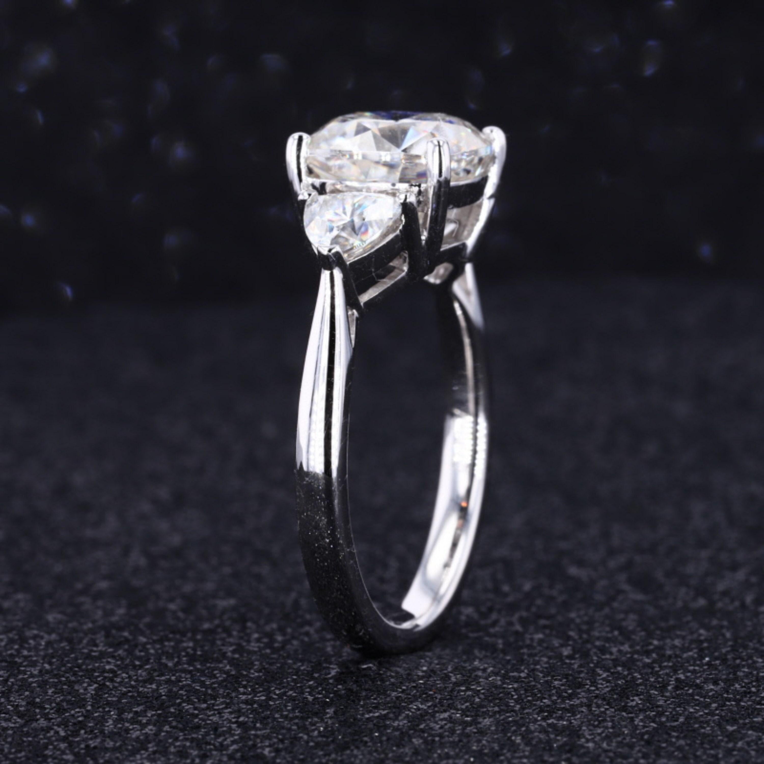 Im Angebot: Verlobungsring aus 18 Karat Weißgold mit 3 Steinen, einzigartige Diamanten () 5
