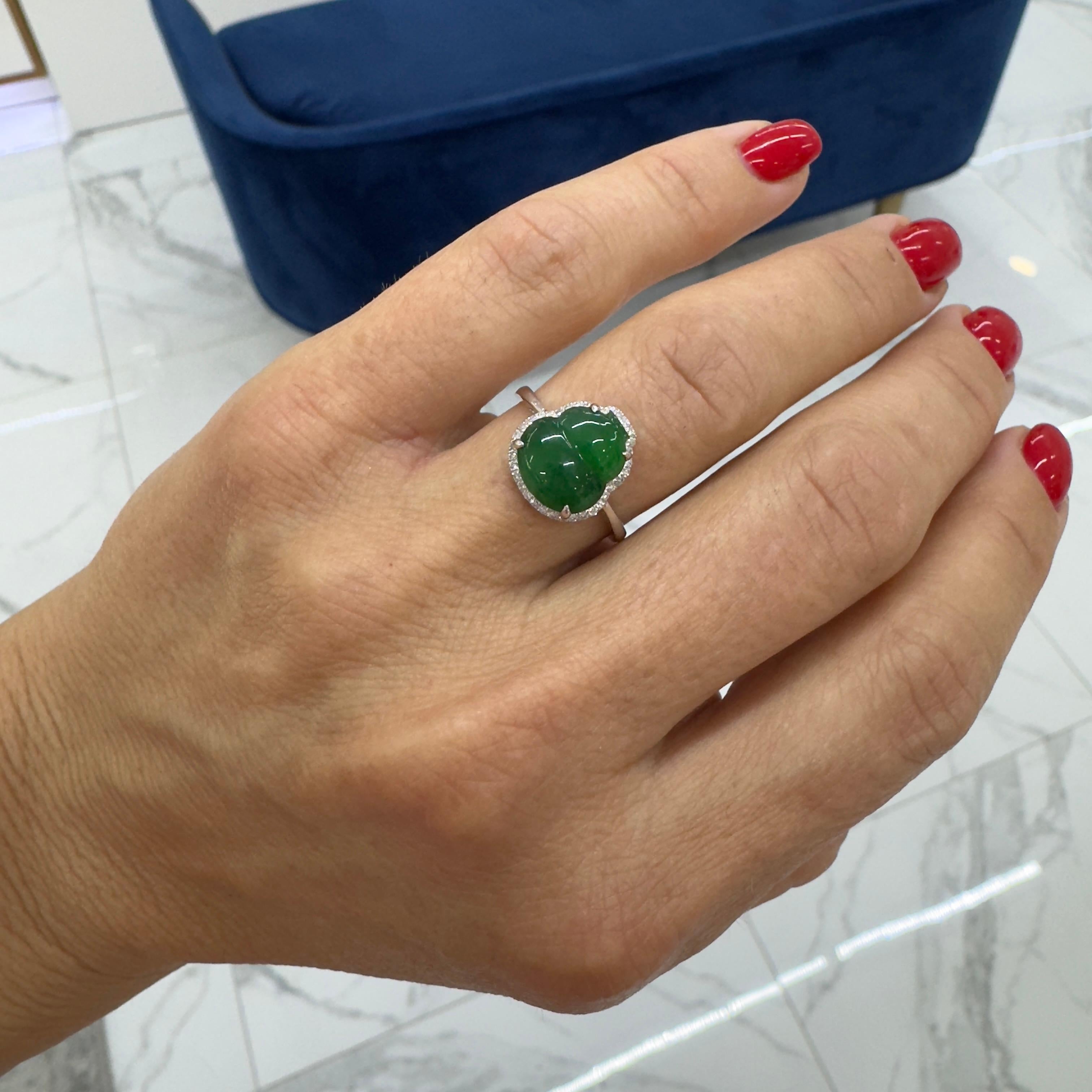 Taglio singolo Anello Cocktail in oro bianco 18 carati con giada birmana verde da 3,00 carati e diamanti in vendita