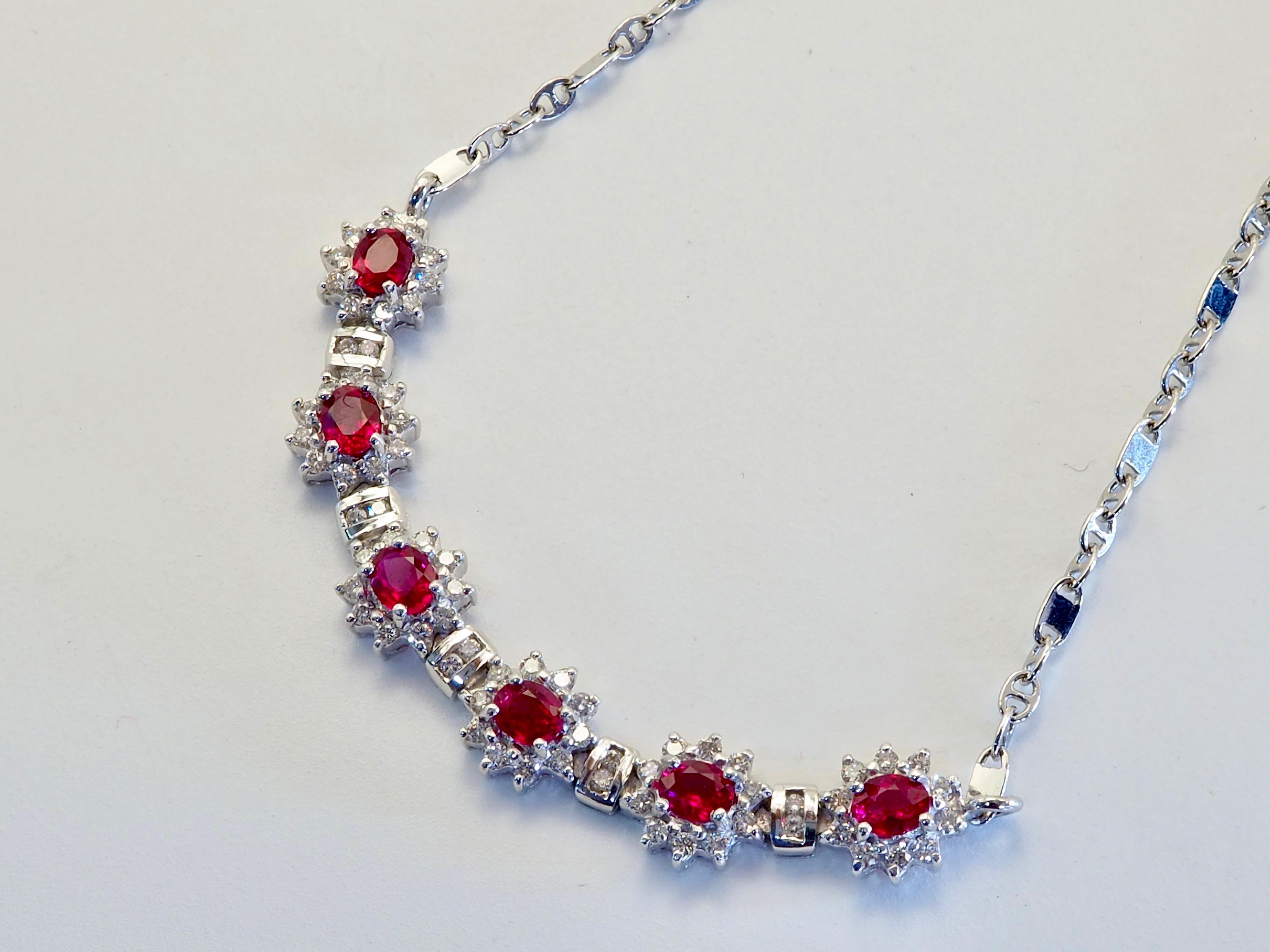 Collar de cadena de oro blanco de 18 quilates con rubí rojo vivo de 3,05 ct y diamantes brillantes de 1,10 ct en Nuevo estado para la venta en เกาะสมุย, TH