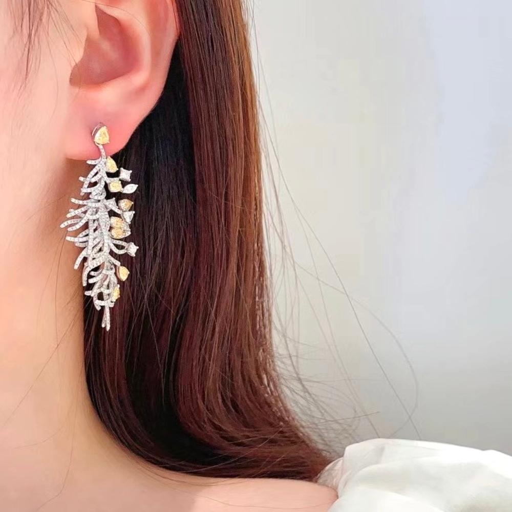 Moderno Orecchini a goccia con diamanti gialli fantasia in oro bianco 18 carati 3,07 carati con diamanti in vendita