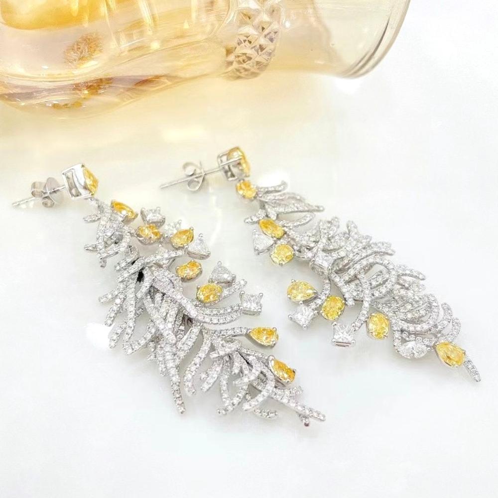 Orecchini a goccia con diamanti gialli fantasia in oro bianco 18 carati 3,07 carati con diamanti In condizioni Nuovo in vendita a Kowloon, HK