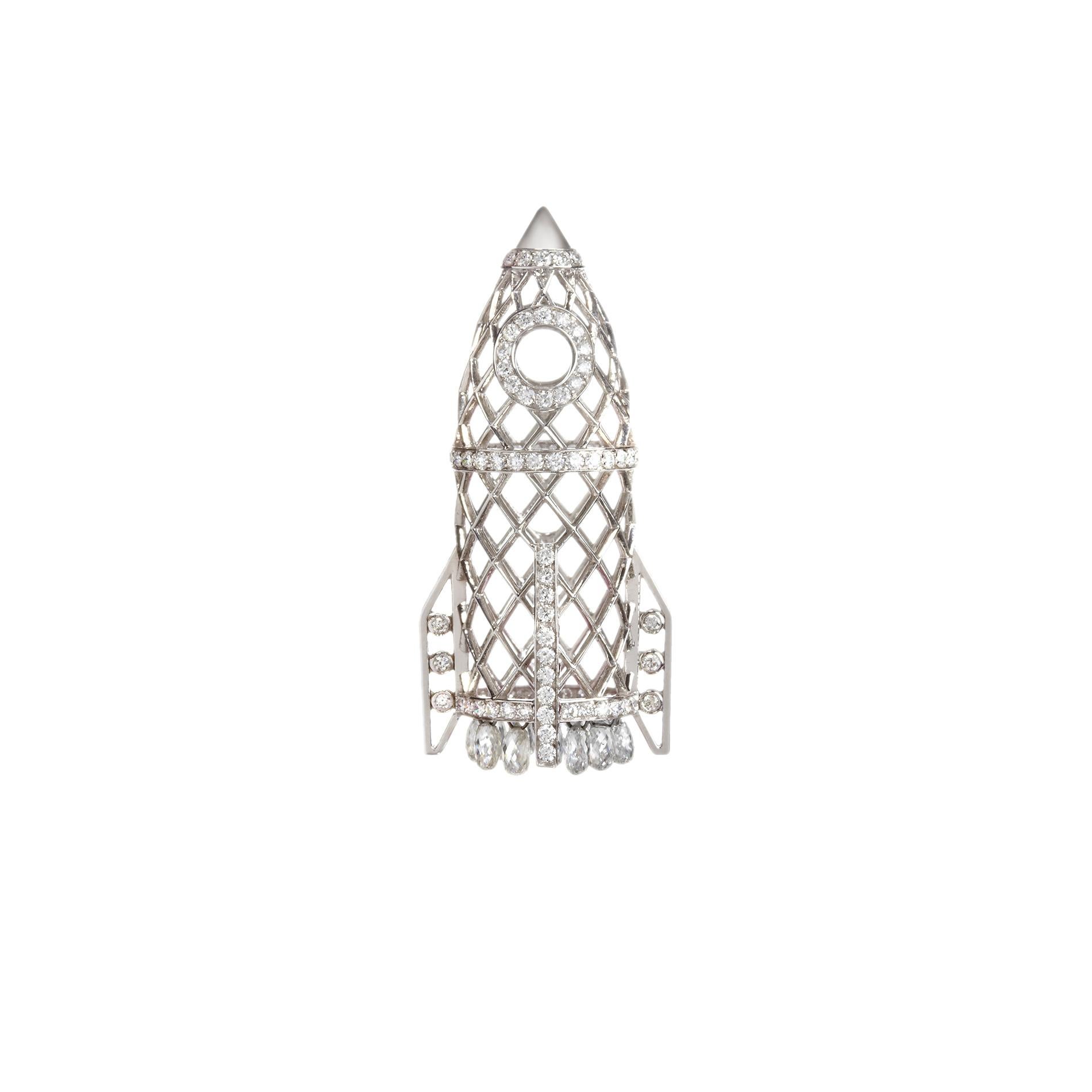 Sybarite Jewellery è un marchio e un'etica ispirati da quel singolo petalo di rosa sgualcito. Creiamo gioielli che sono incomparabili sia per il design che per la realizzazione. I nostri clienti cercano la stravaganza e l'eccellenza in egual misura.