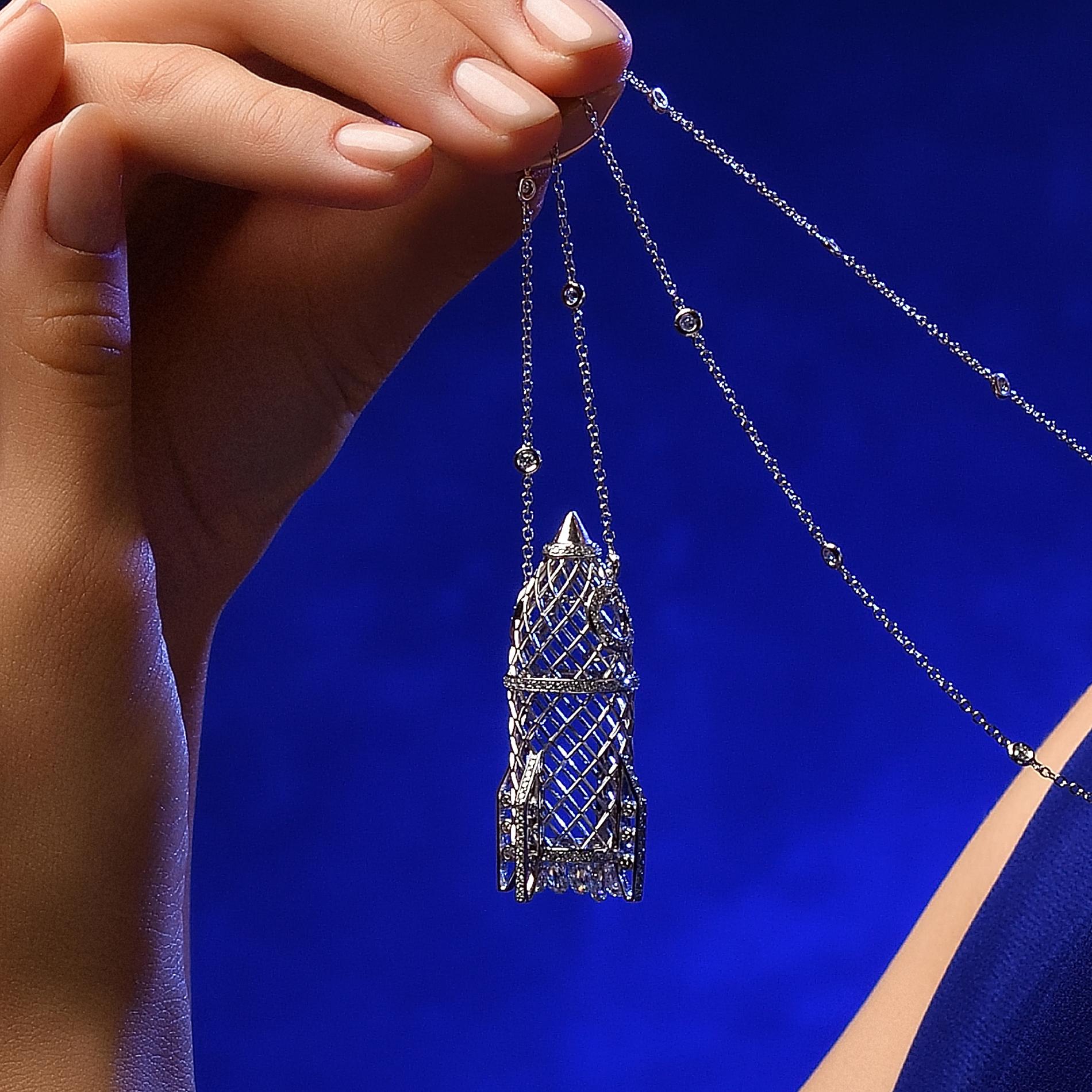 Taglio rotondo Sybarite Jewellery Collana Rocket con diamante da 3,09 carati e oro 18 carati in vendita