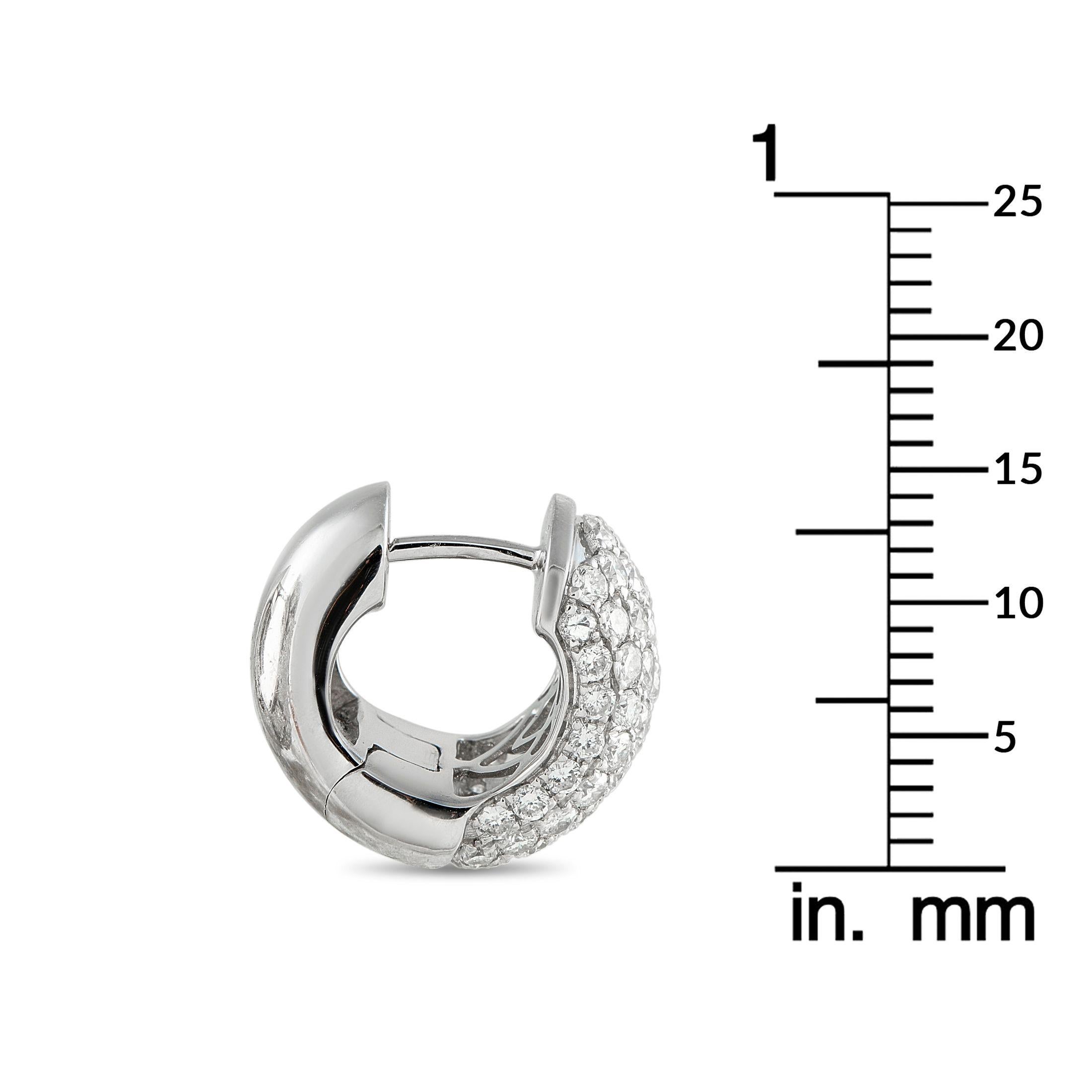 18K Weißgold 3,10ct Diamanten Breite Huggie-Ohrringe im Zustand „Neu“ im Angebot in Southampton, PA