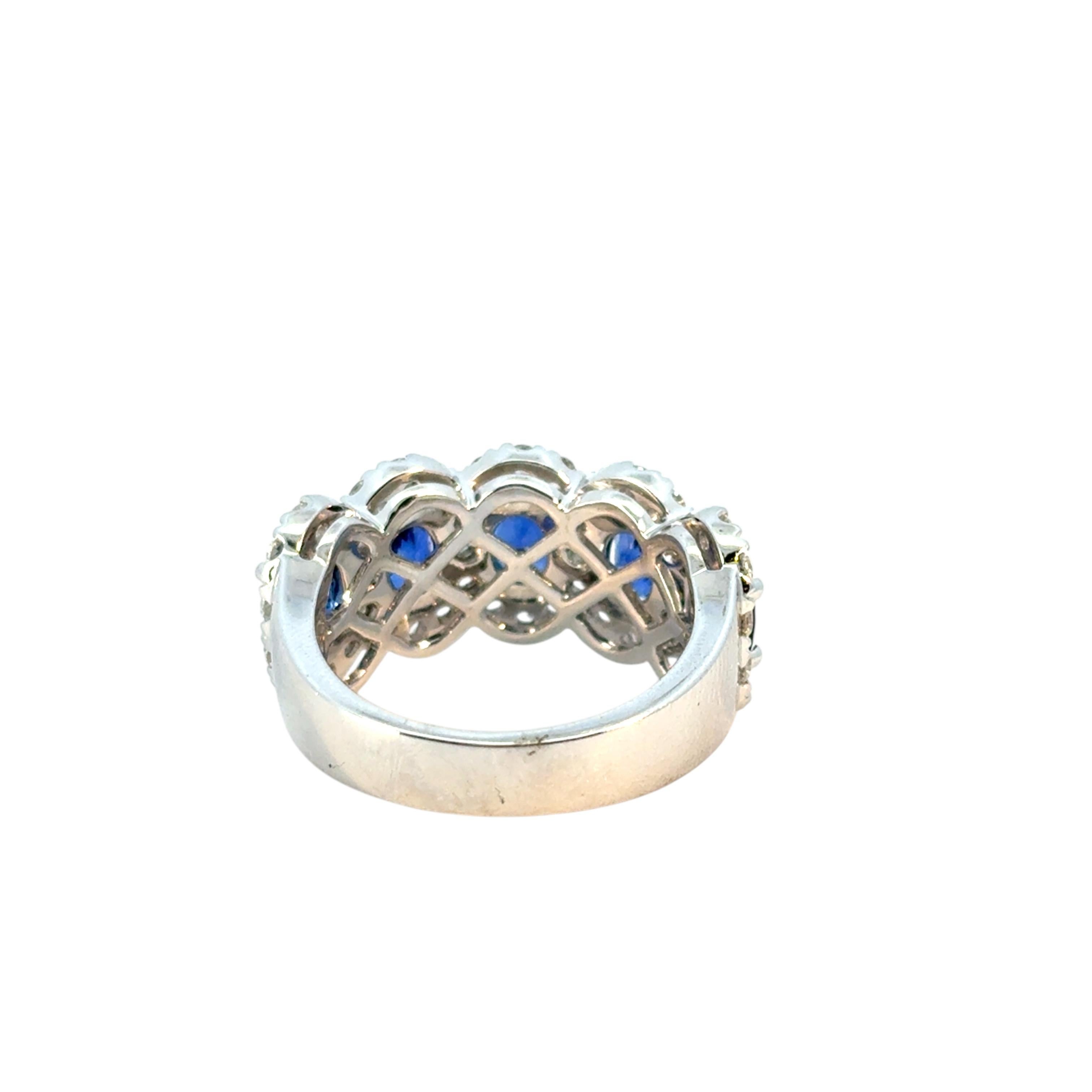 Anello in oro bianco 18 carati con zaffiro ovale e diamanti naturali da 3,11 carati in vendita 10