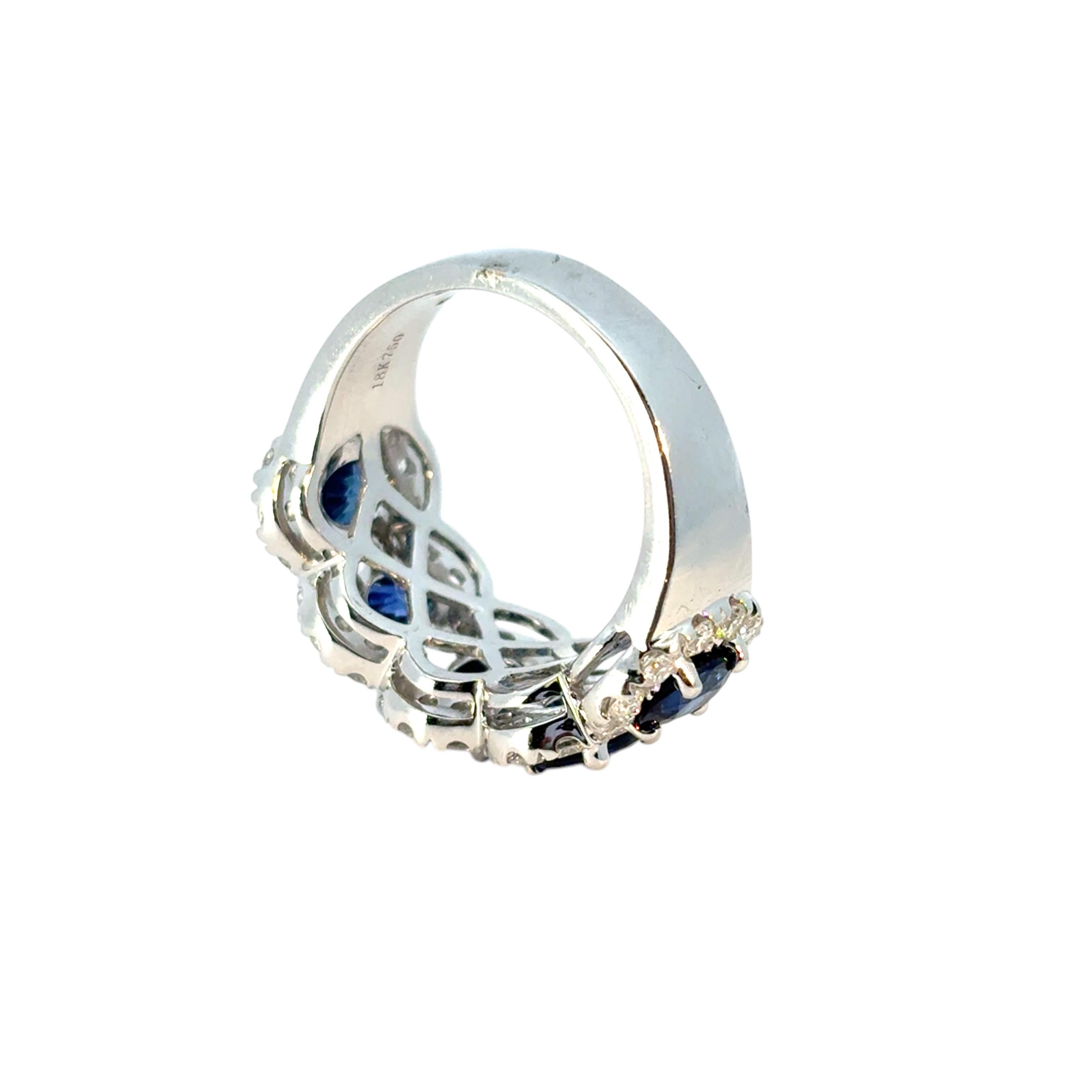 Anello in oro bianco 18 carati con zaffiro ovale e diamanti naturali da 3,11 carati in vendita 1