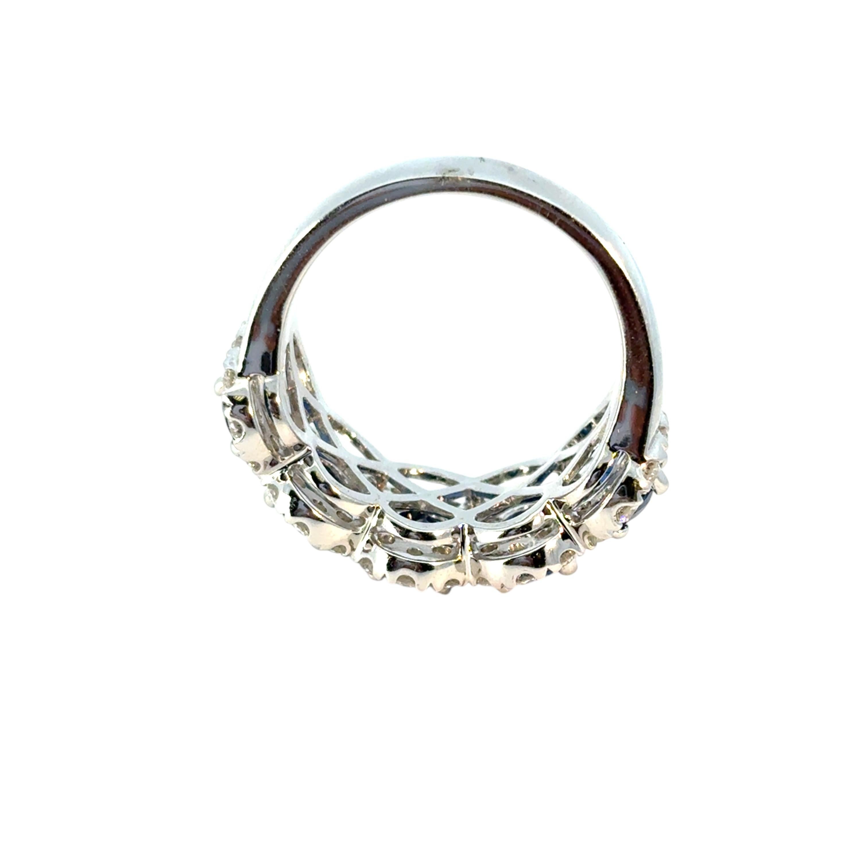 Anello in oro bianco 18 carati con zaffiro ovale e diamanti naturali da 3,11 carati in vendita 2