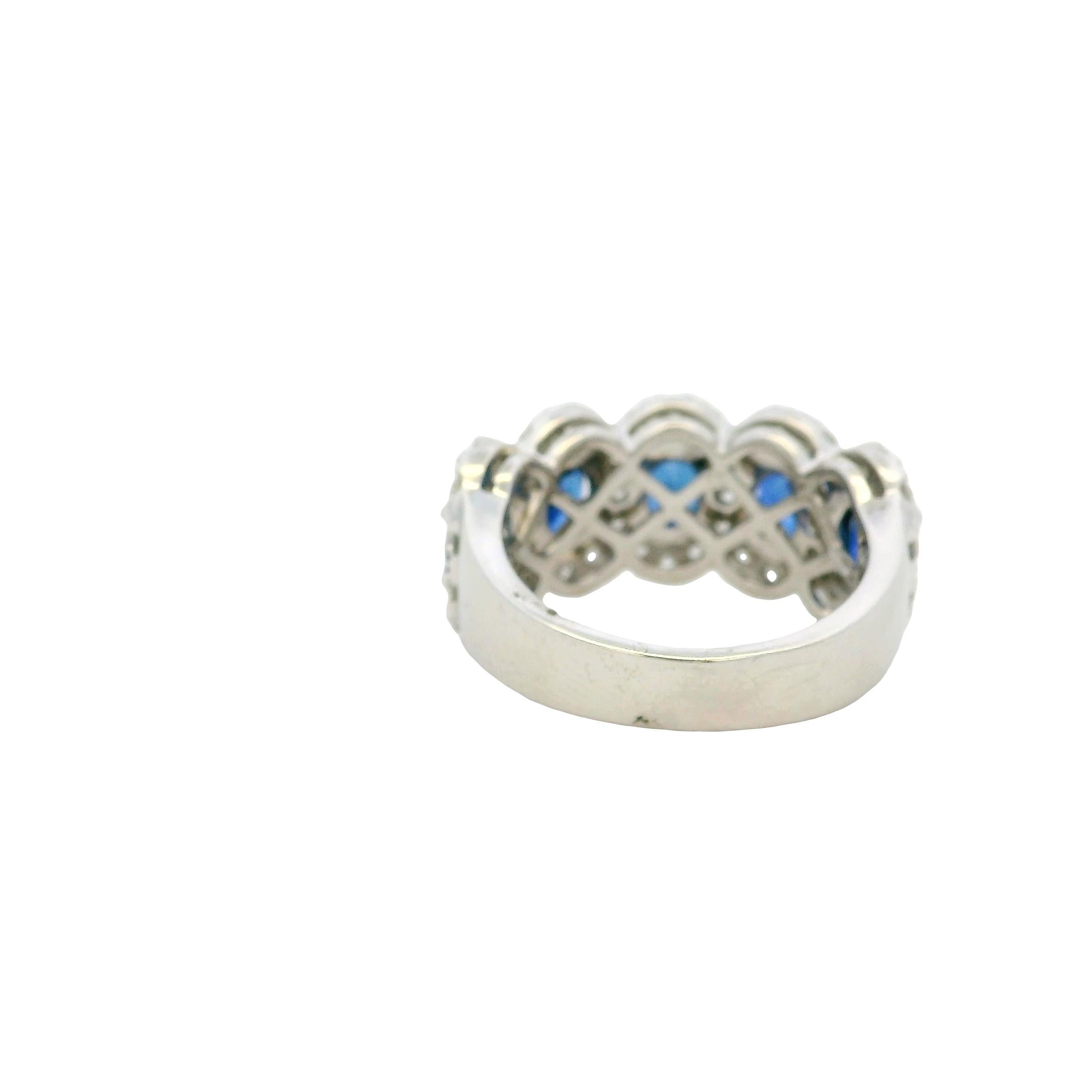 Anello in oro bianco 18 carati con zaffiro ovale e diamanti naturali da 3,11 carati in vendita 1