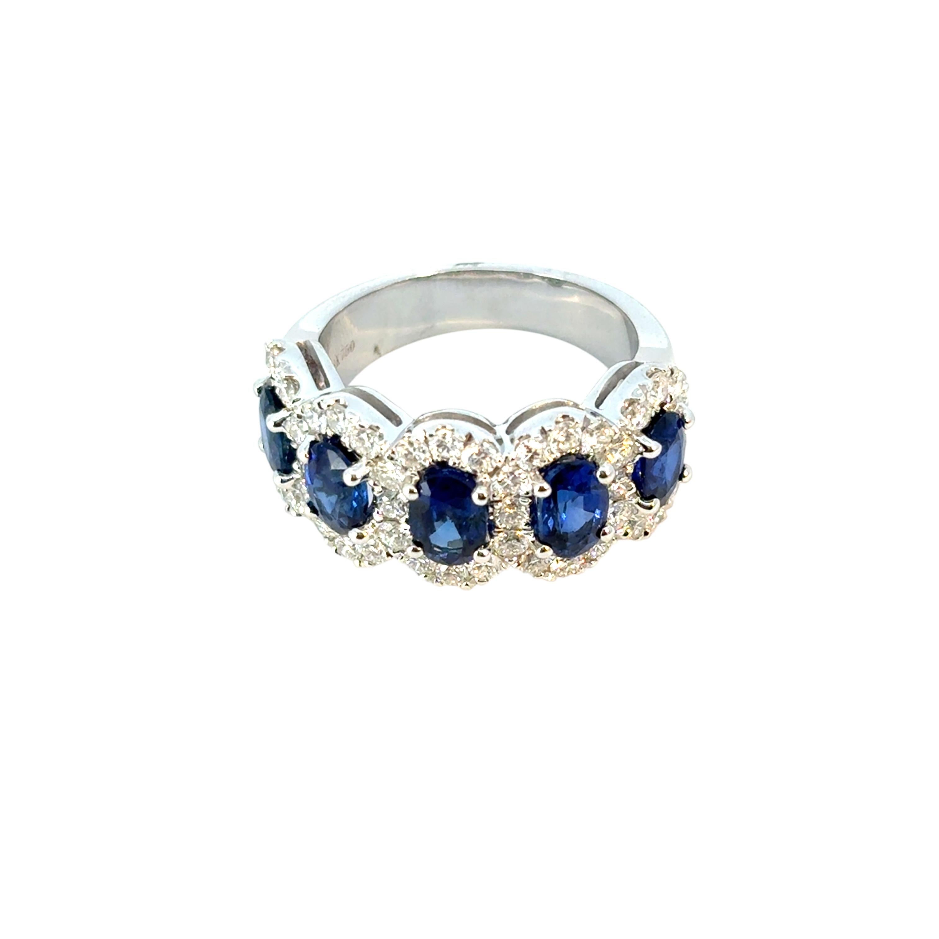 Anello in oro bianco 18 carati con zaffiro ovale e diamanti naturali da 3,11 carati in vendita 3