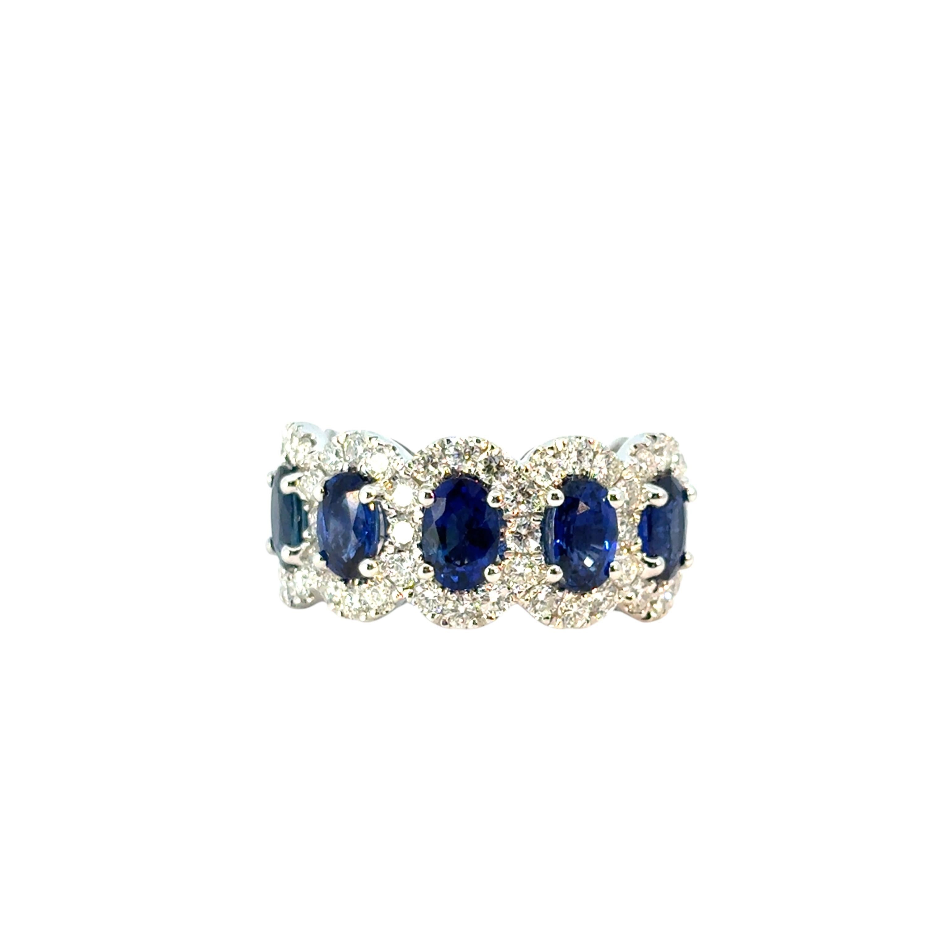 Anello in oro bianco 18 carati con zaffiro ovale e diamanti naturali da 3,11 carati in vendita 4