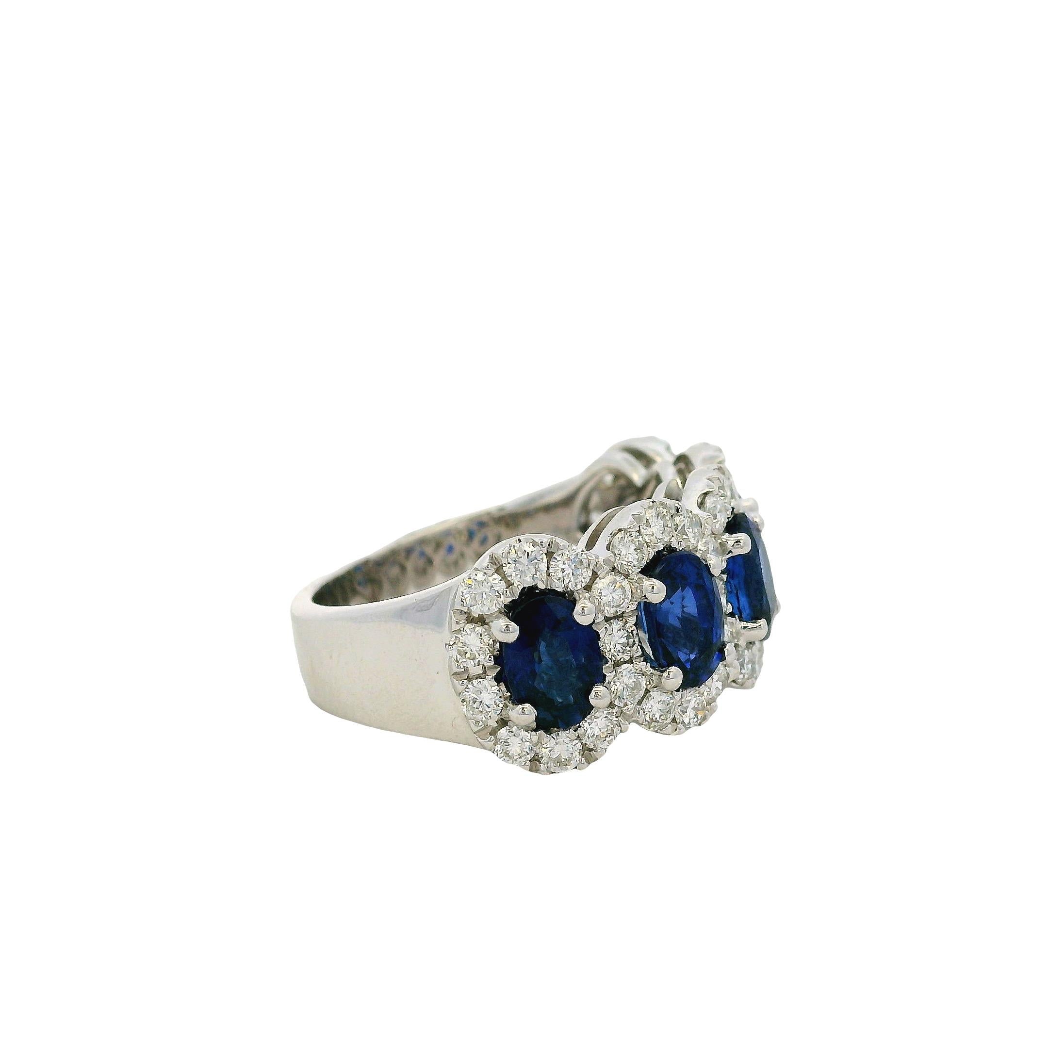 Anello in oro bianco 18 carati con zaffiro ovale e diamanti naturali da 3,11 carati in vendita 3