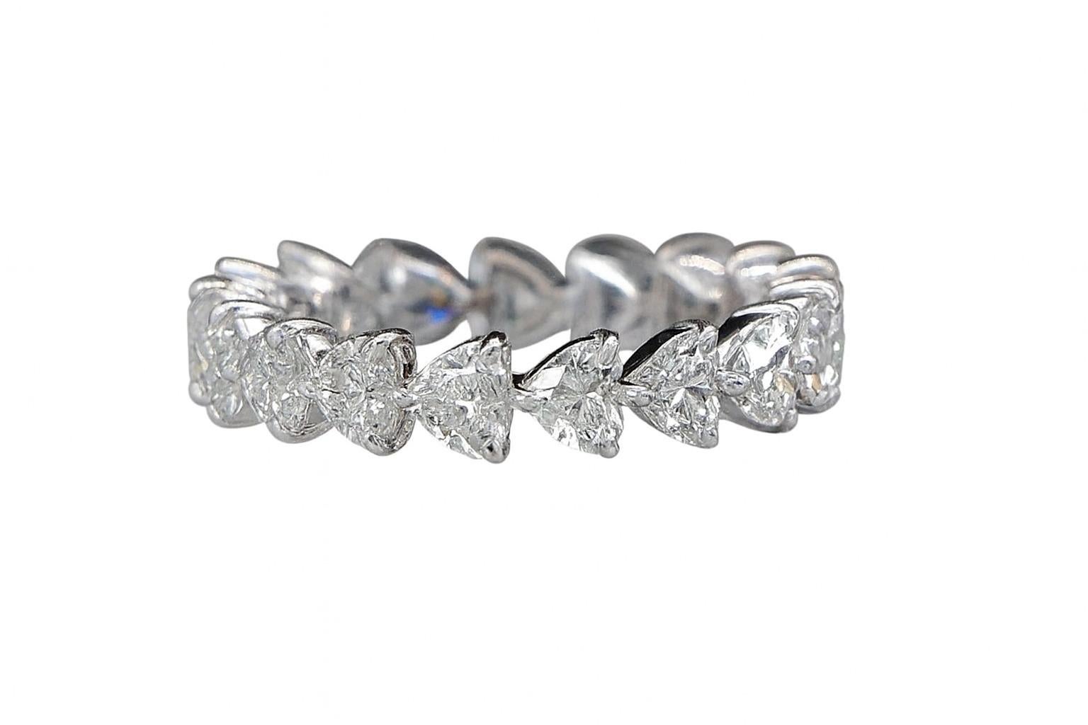 Bague d'éternité en or blanc 18 carats avec diamant en forme de cœur de 3,14 carats Neuf - En vente à Chicago, IL
