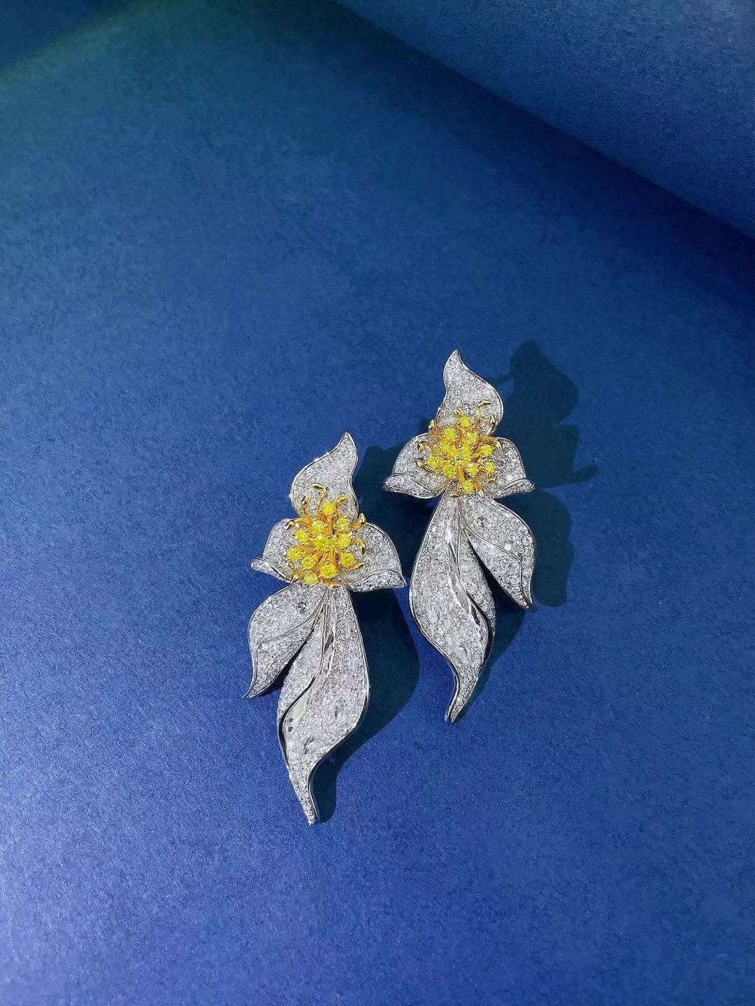 Orecchini in oro bianco 18 carati con diamante giallo e fiore di diamante da 3,14 carati

Diamanti gialli fantasia - 0,26 CT
Diamanti - 3,14 CT
Peso totale - 14,43 GM