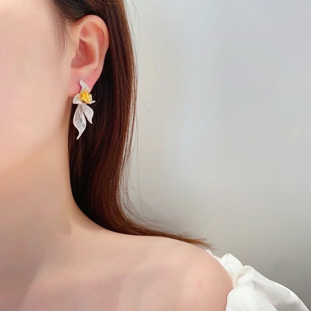 Orecchini in oro bianco 18 carati con diamante giallo e fiore di diamante da 3,14 carati In condizioni Nuovo in vendita a Kowloon, HK
