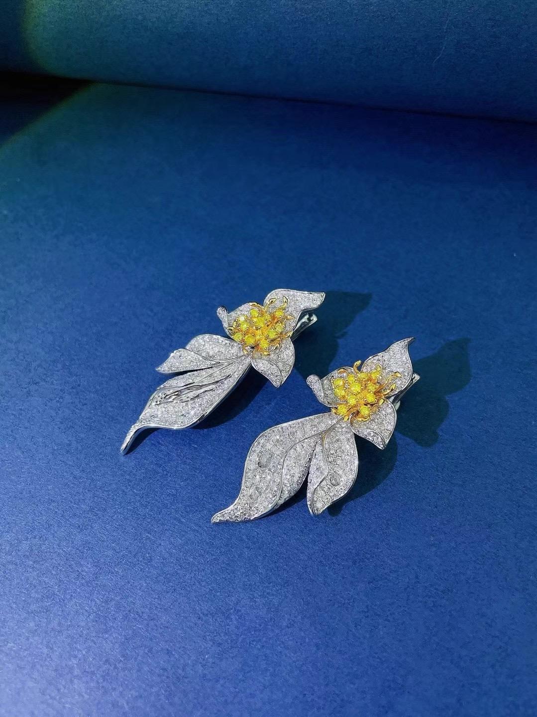 da uomo o donna Orecchini in oro bianco 18 carati con diamante giallo e fiore di diamante da 3,14 carati in vendita