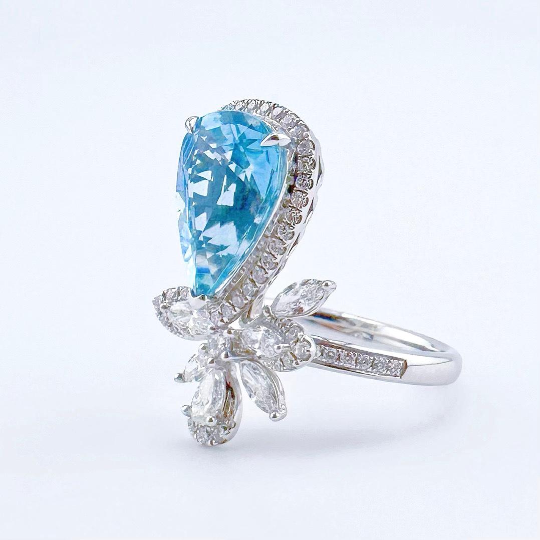Modern 18K White Gold 3.19 CT Aquamarine & Diamond Ring For Sale