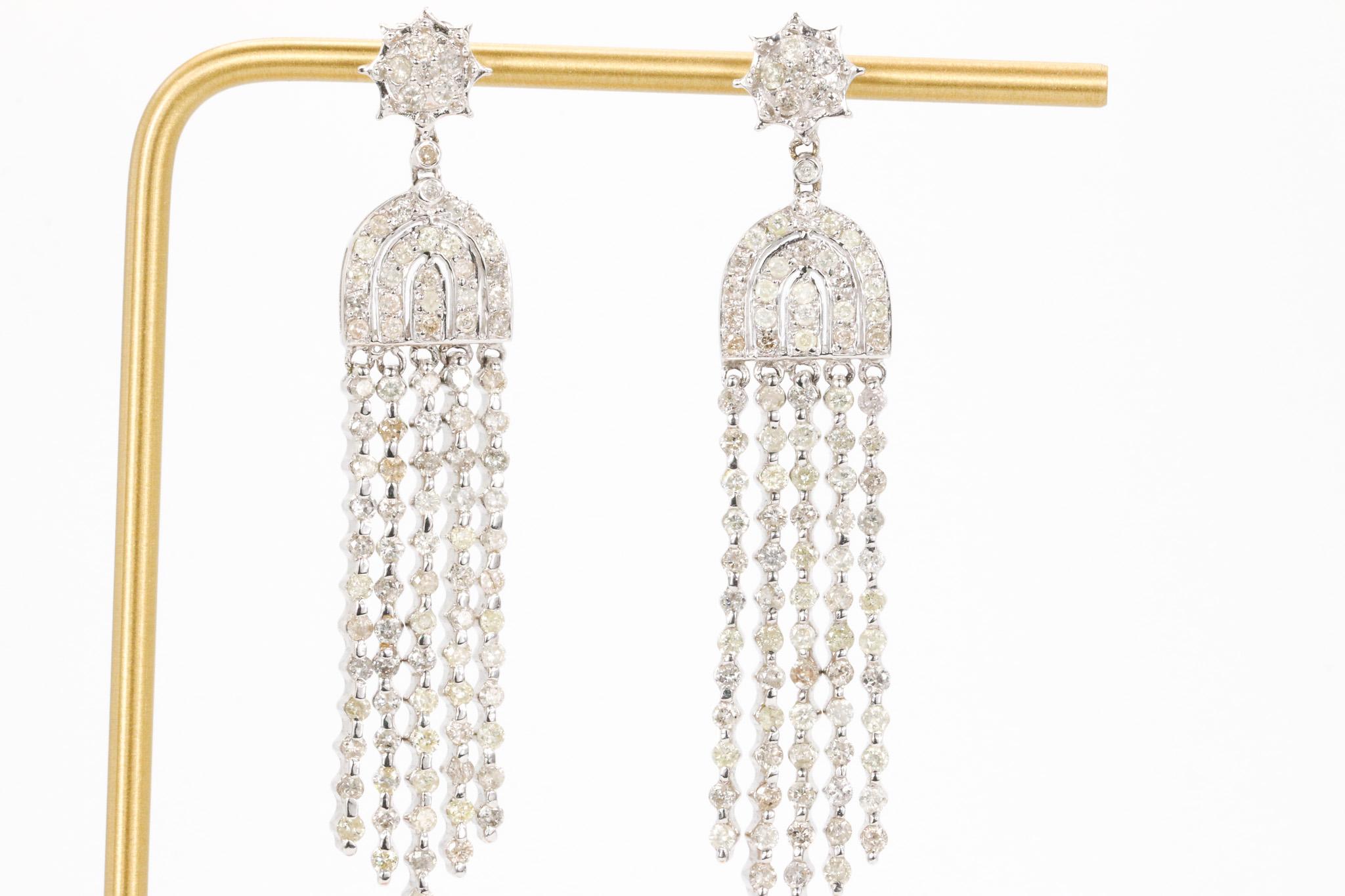 Orecchini a lampadario con diamanti tondi e brillanti in oro bianco 18k 3,30 CTW

Questi straordinari orecchini vintage in oro bianco 18 carati offrono uno scintillio eccezionale e un movimento elegante. Con una lunghezza di circa 2,60 pollici, la