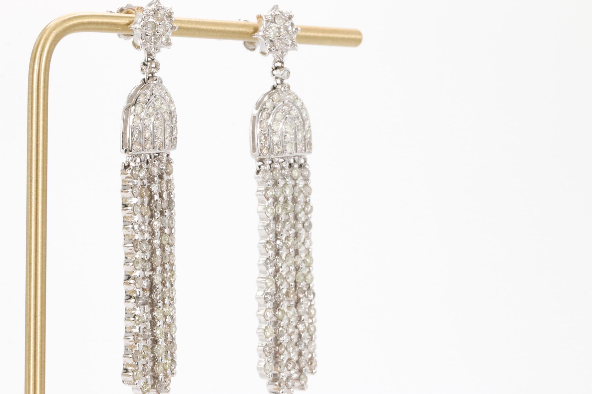 Taglio rotondo Orecchini a lampadario con diamanti tondi e brillanti in oro bianco 18k 3,30 CTW in vendita