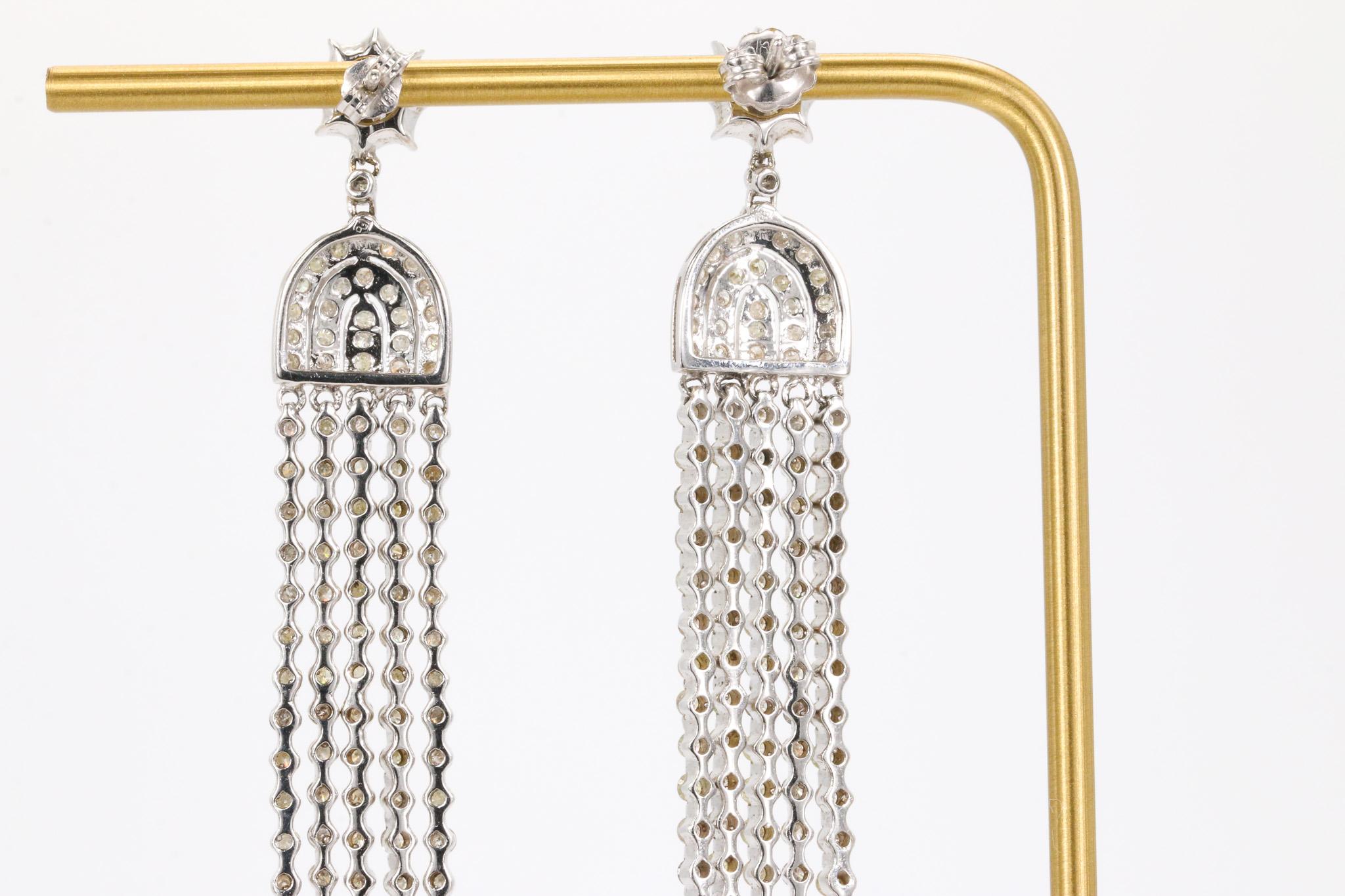 Orecchini a lampadario con diamanti tondi e brillanti in oro bianco 18k 3,30 CTW In condizioni Nuovo in vendita a Houston, TX