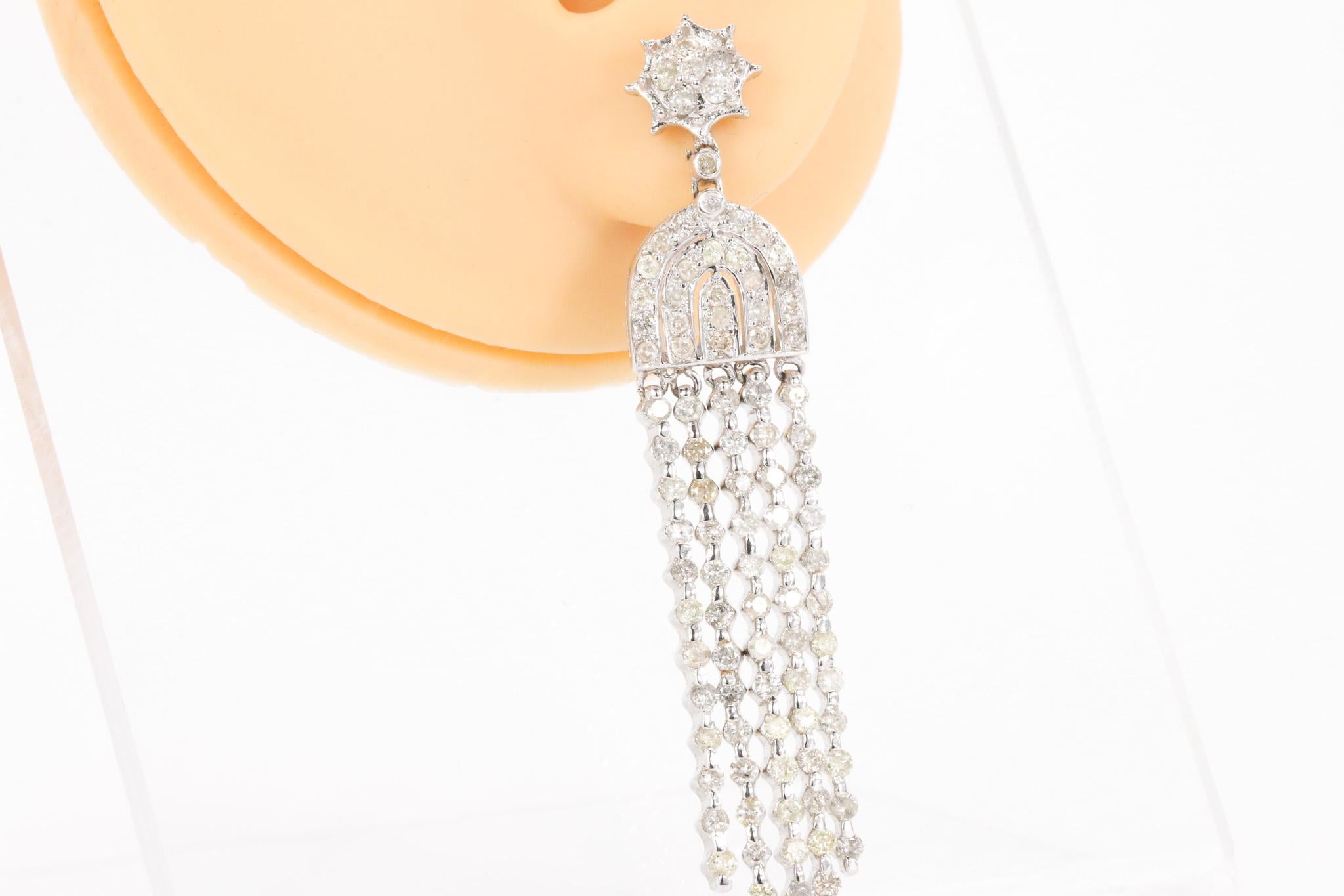 Donna Orecchini a lampadario con diamanti tondi e brillanti in oro bianco 18k 3,30 CTW in vendita