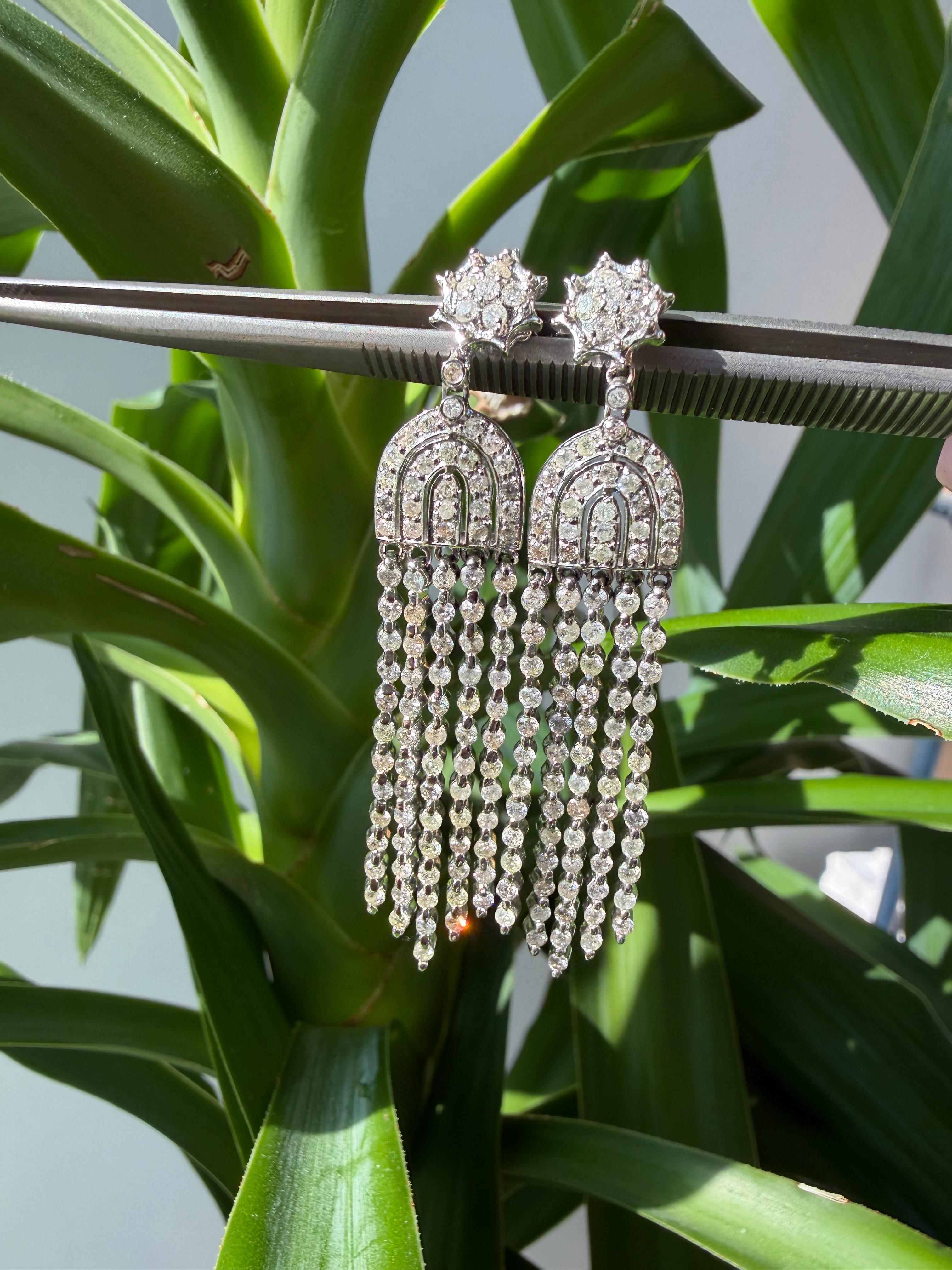 Orecchini a lampadario con diamanti tondi e brillanti in oro bianco 18k 3,30 CTW in vendita 1