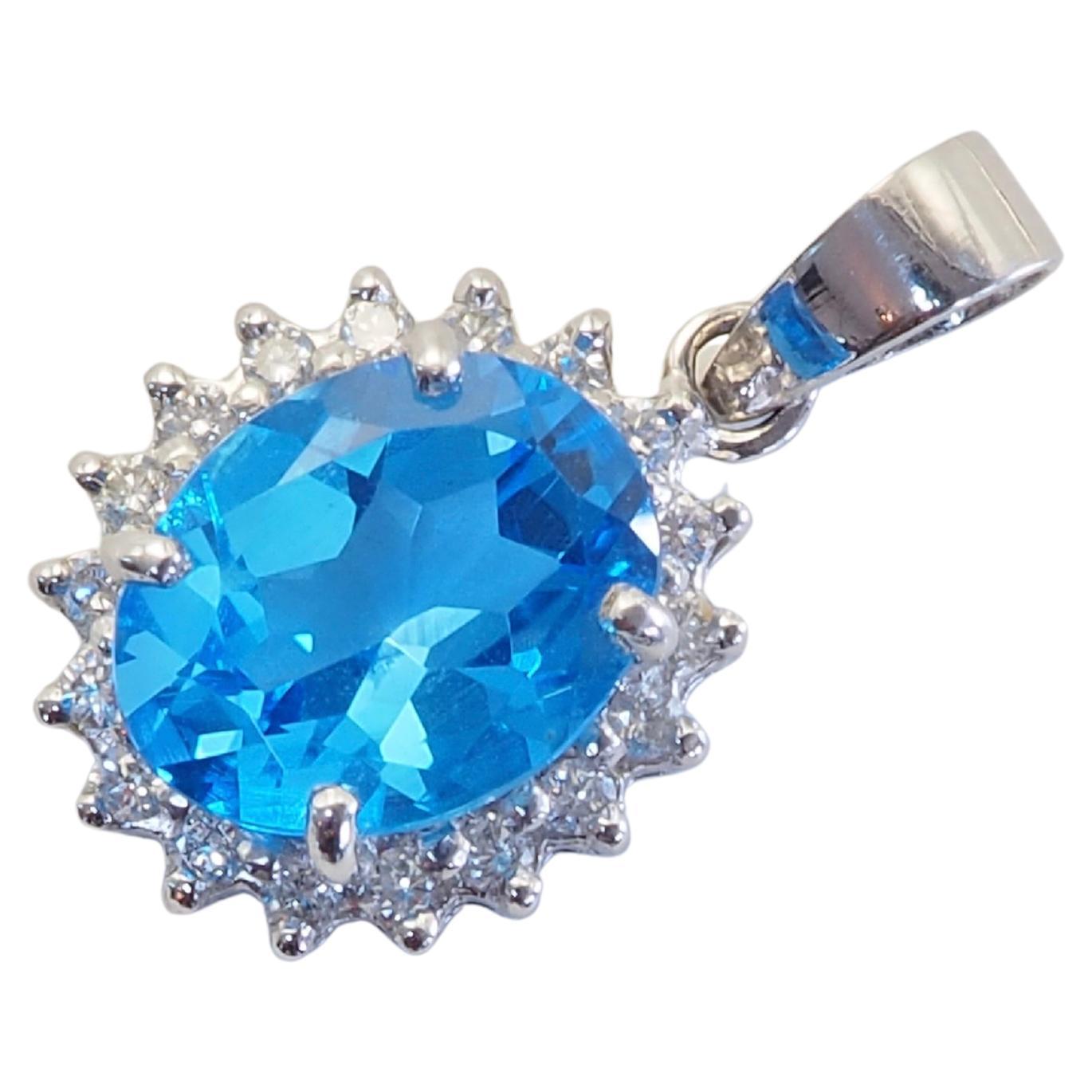 Ein auffälliges Stück, das die Farbe des Meeres von Koh Samui symbolisiert! Für diejenigen, die das Wasser und die leicht funkelnde blaue Farbe lieben, ist dieser Anhänger perfekt. Der ovale Blautopas ist von schweizerischer blauer Farbe und hat
