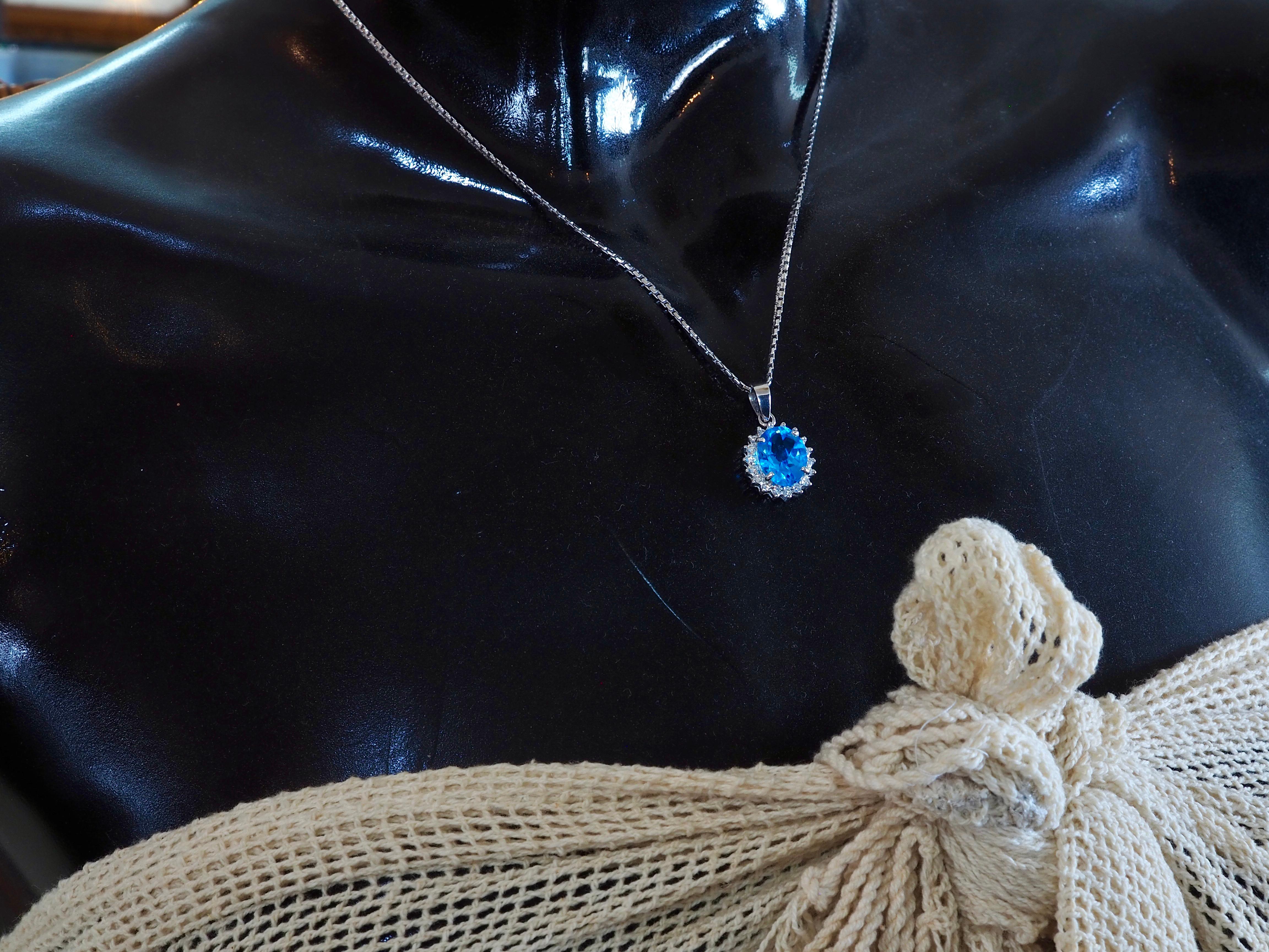 18K Weißgold 3,32ct Oval Blautopas & 0,30ct Diamant Cocktail-Anhänger Enhancer im Angebot 1