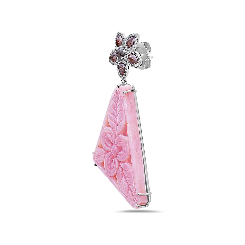 18k White Gold 3.43 ct Diamond 45.8 ct Pink Opal floral Carving Dangle Earrings

Gorgeous Dangle earrings in 18 kt gold structure mounted with diamonds. The bottom part is floral carved on the pink opal gemstone. These earrings are fine Diamond Pink