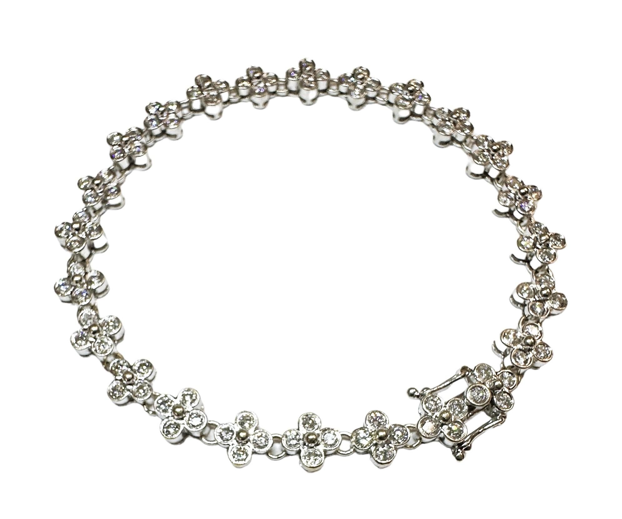 This bracelet has just a fabulous design!!  It is pre-owned and in excellent condition.    It is stamped 