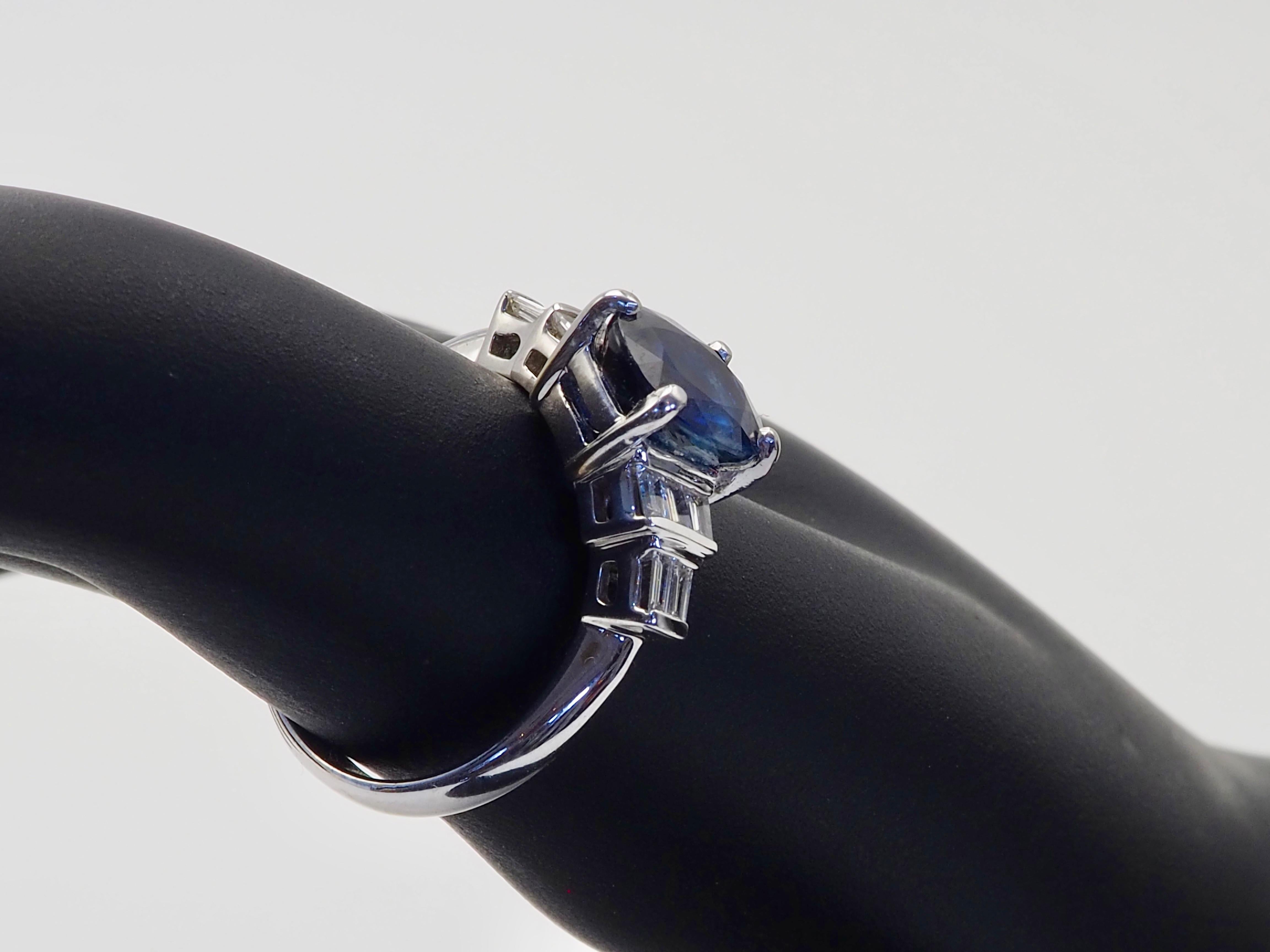 Bague en or blanc 18 carats saphir bleu thaïlandais profond 3,54 ct et diamant 0,26 ct en vente 5