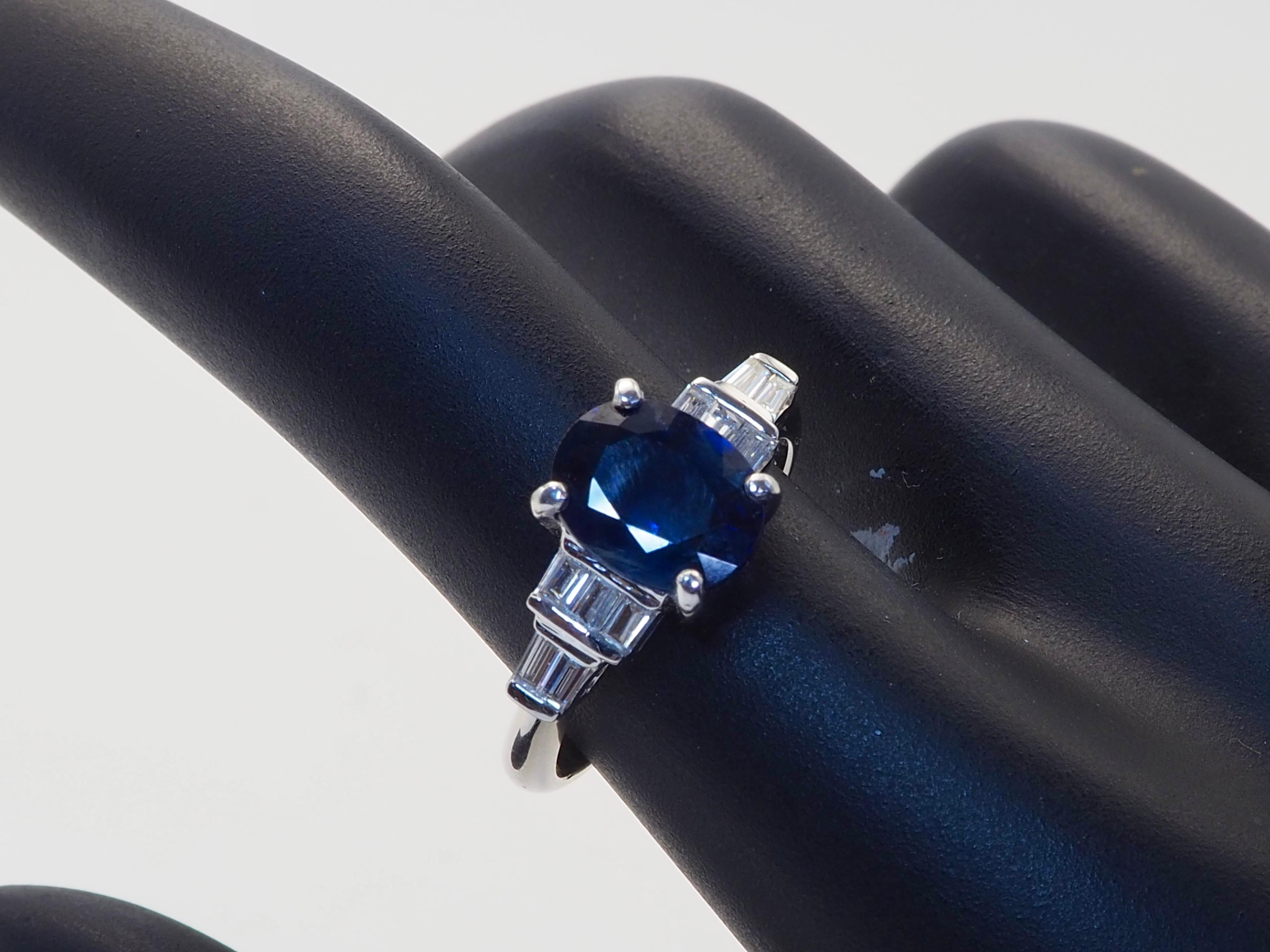 Bague en or blanc 18 carats saphir bleu thaïlandais profond 3,54 ct et diamant 0,26 ct en vente 6