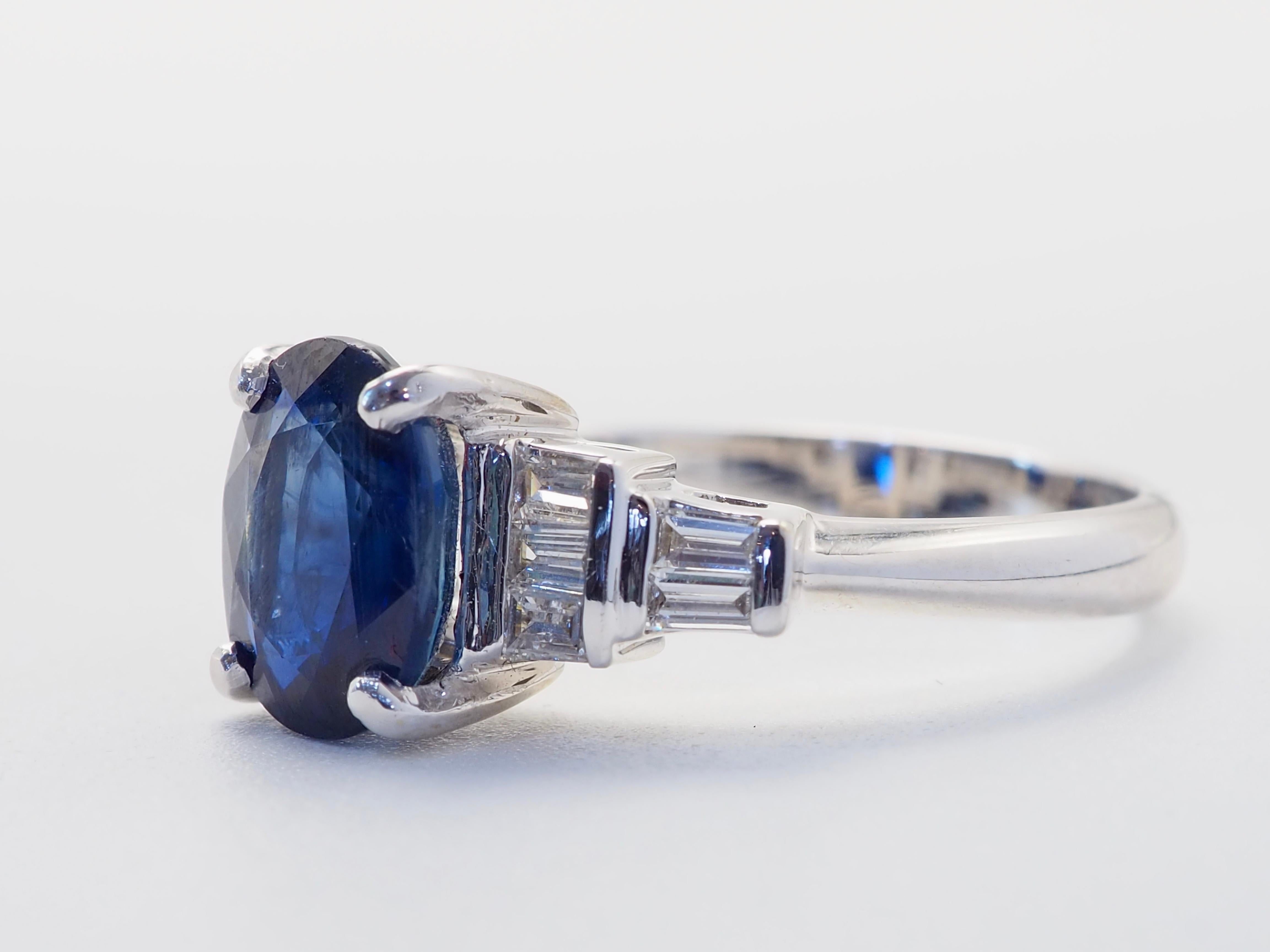 Fusion saisissante de l'héritage thaïlandais et de l'élégance intemporelle, cette bague fabriquée à la main met en valeur un saphir bleu thaïlandais profond de 3,54 carats, réputé pour sa teinte riche et veloutée et sa clarté exceptionnelle.